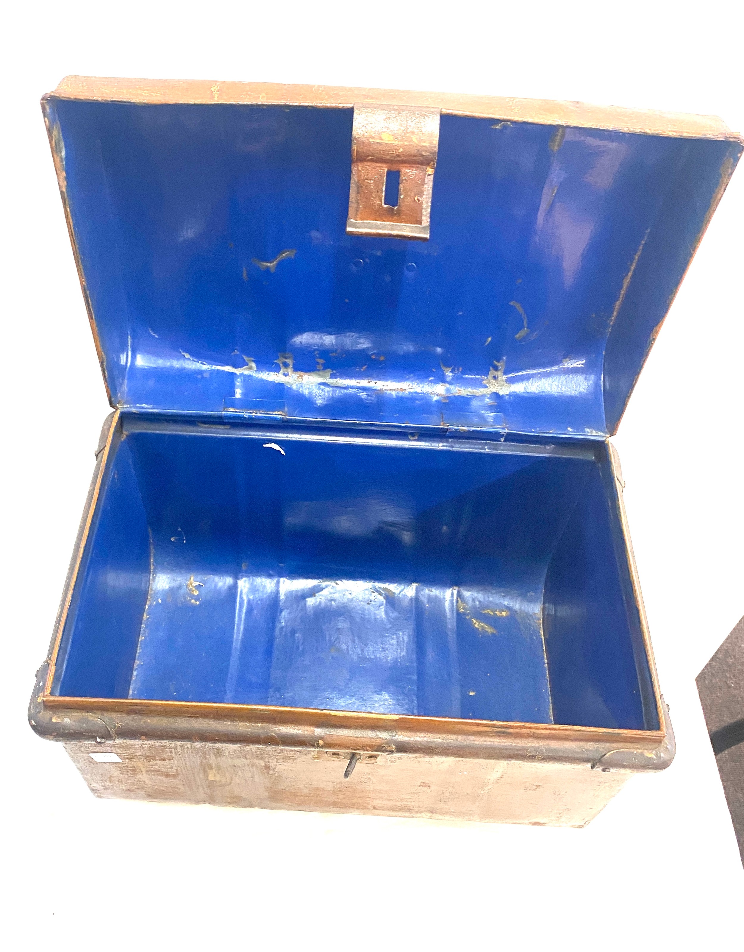 Small vintage metal trunk, approximate measurements: Height 11.5 inches, Width 15.5 inches, Depth - Image 3 of 5