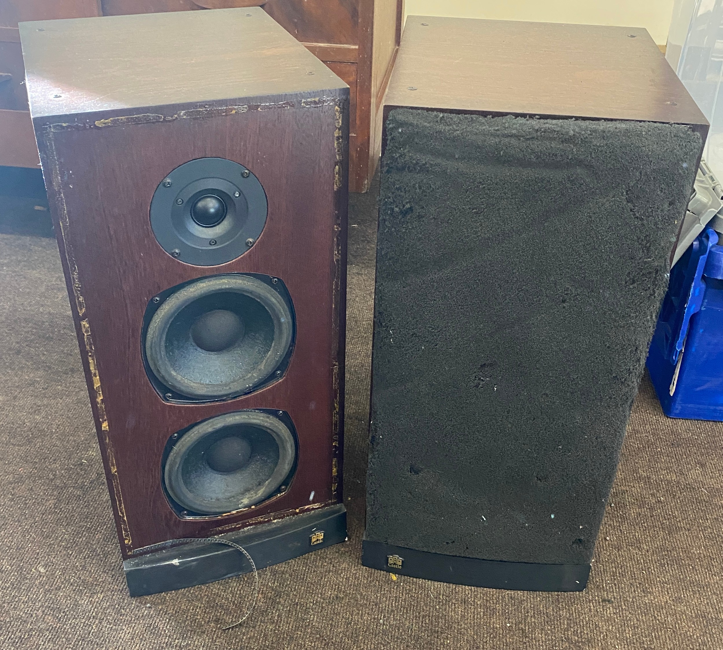 Set of vintage castle speakers - Image 2 of 3