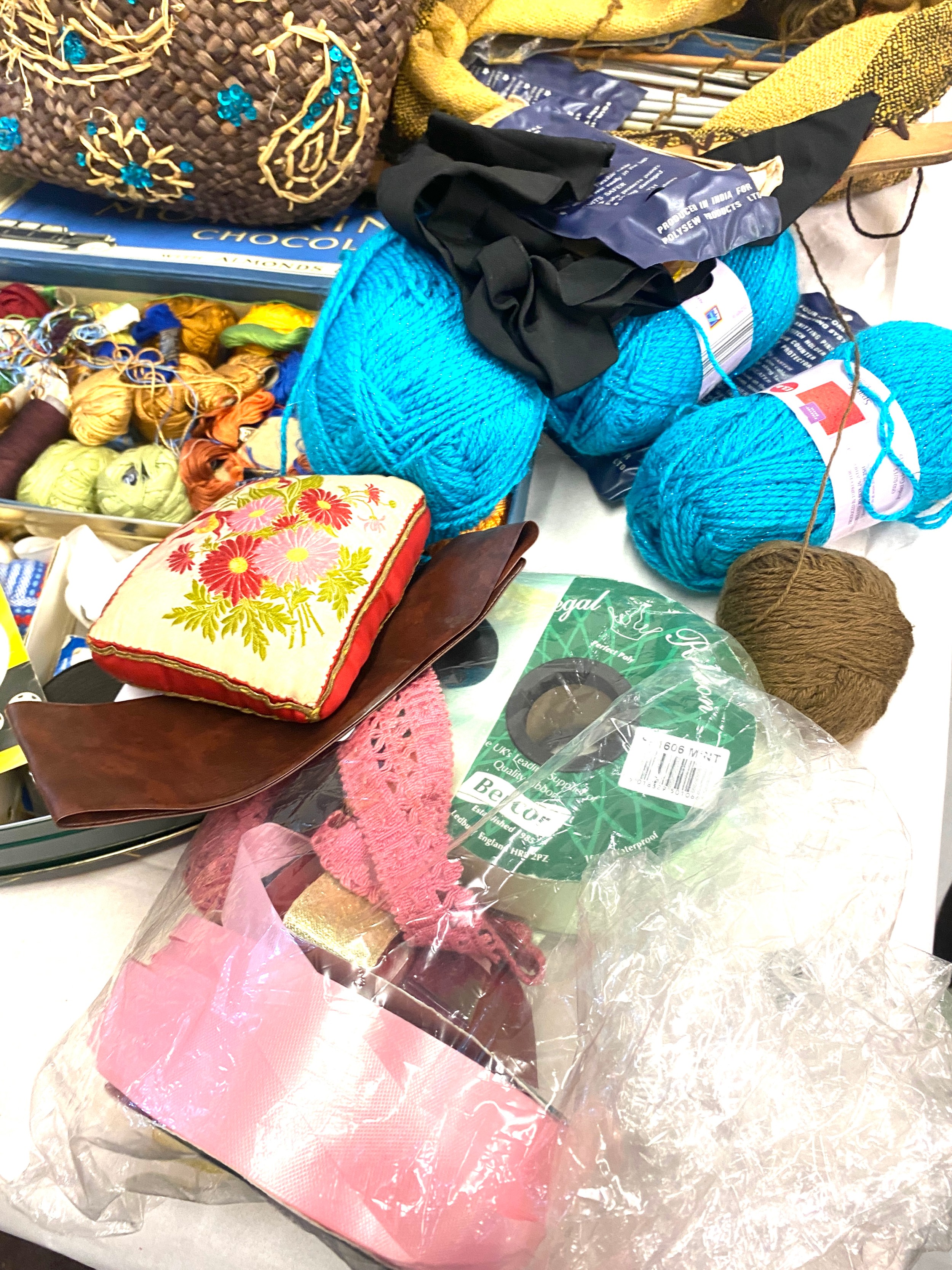 Selection of knitting and sewing items to include wool, yarn, knitting needles etc - Bild 4 aus 4