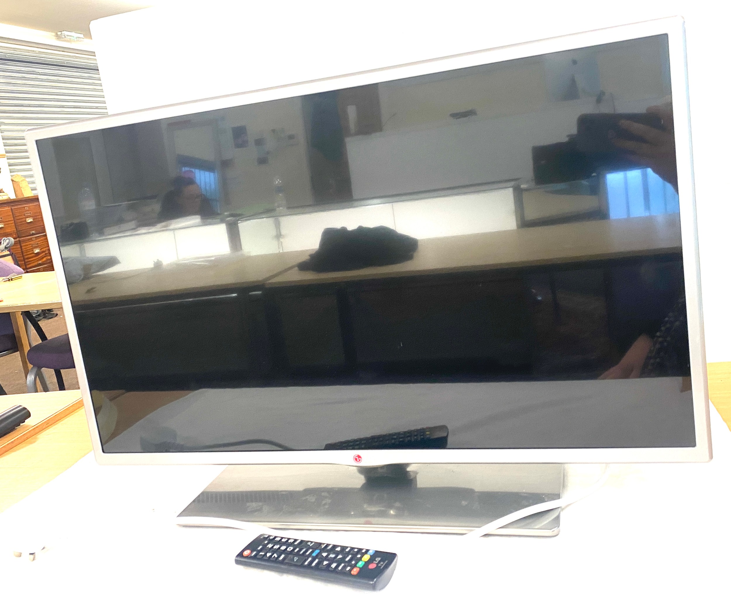 LG 32 inch TV 32lb580v, with remote, untested - Bild 5 aus 9