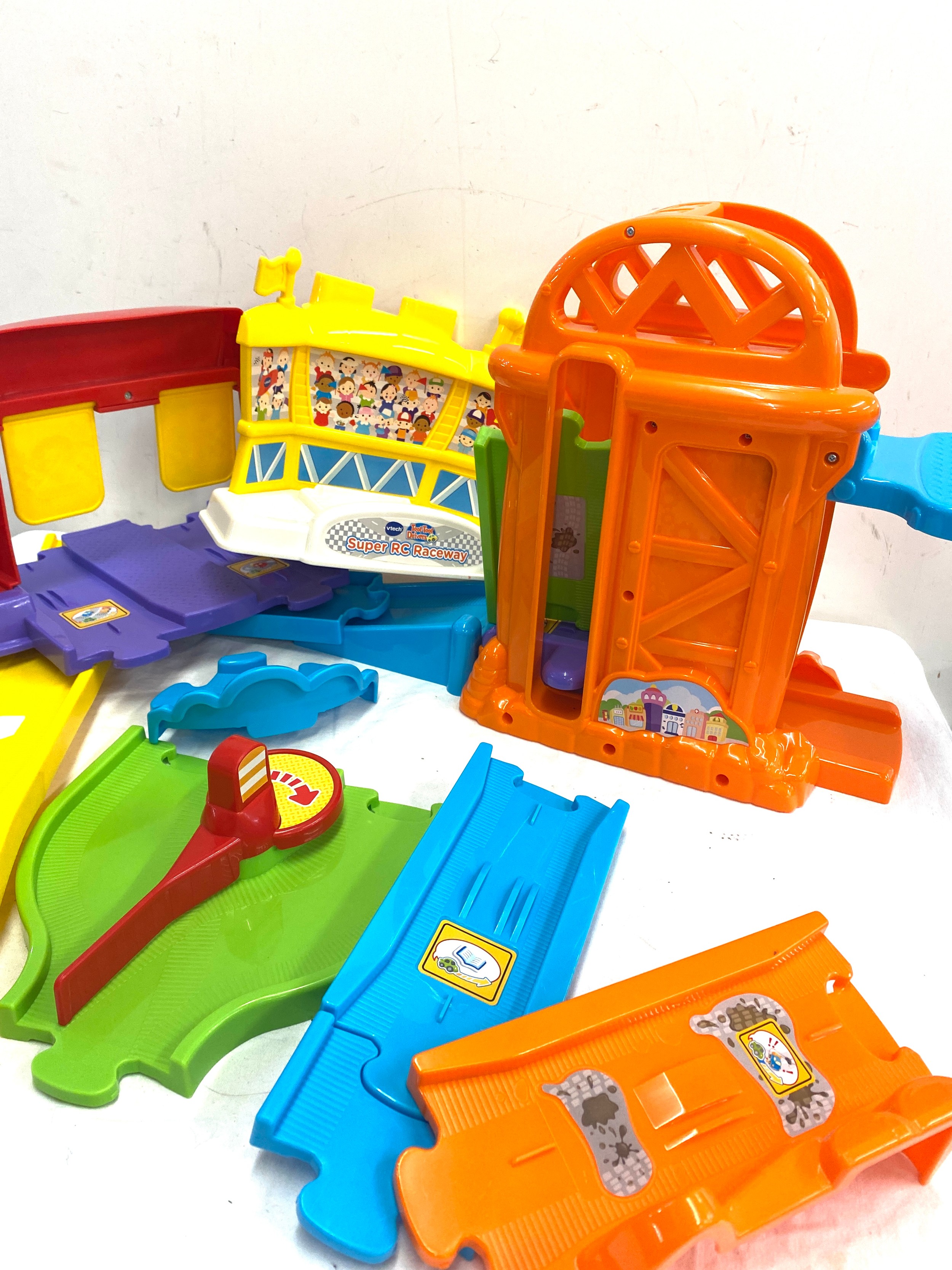 Vtech toot toot race track with cars and other items - Bild 3 aus 5