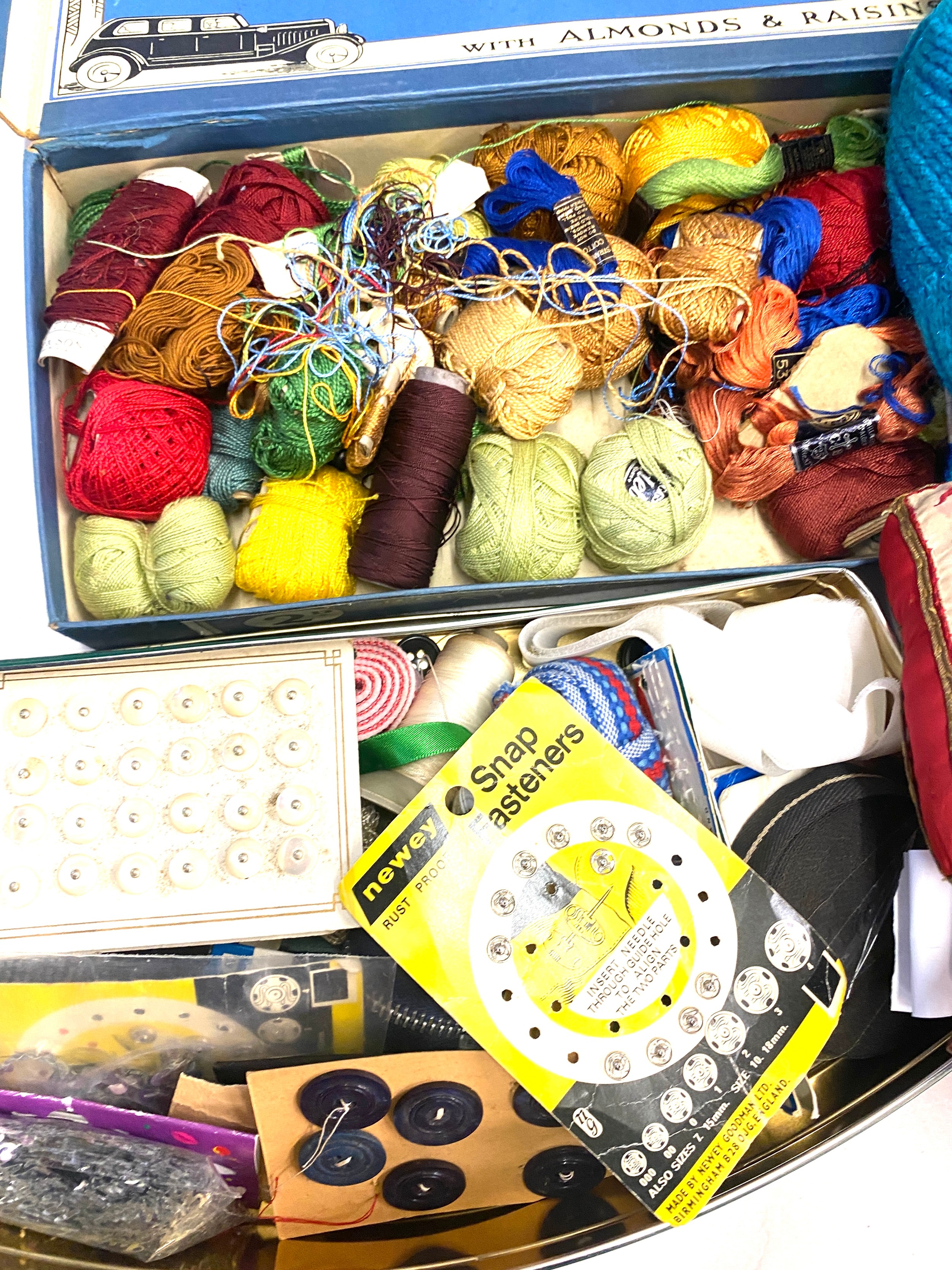 Selection of knitting and sewing items to include wool, yarn, knitting needles etc - Bild 3 aus 4