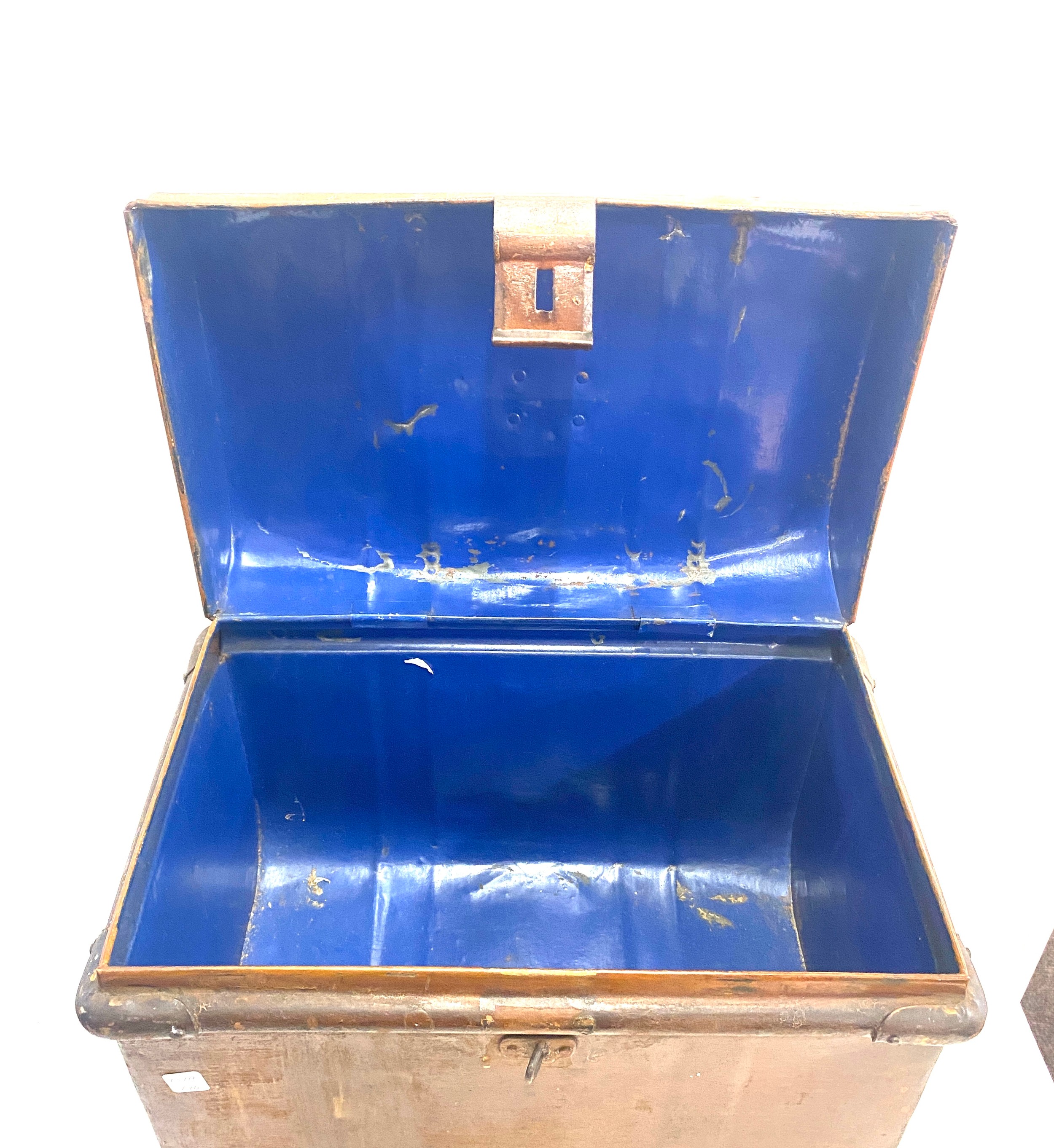 Small vintage metal trunk, approximate measurements: Height 11.5 inches, Width 15.5 inches, Depth - Image 2 of 5