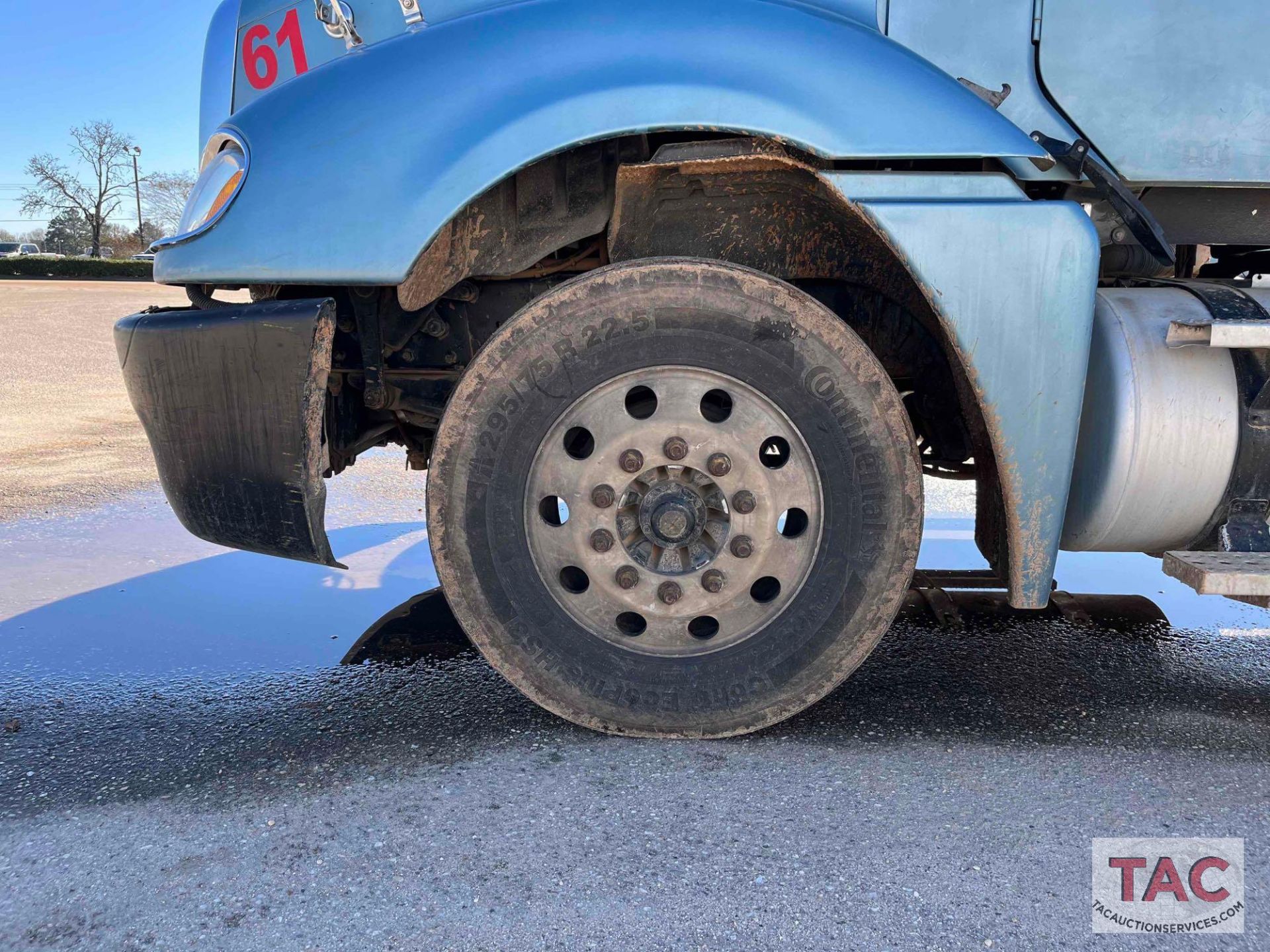 2006 Freightliner Columbia Day Cab - Image 37 of 51