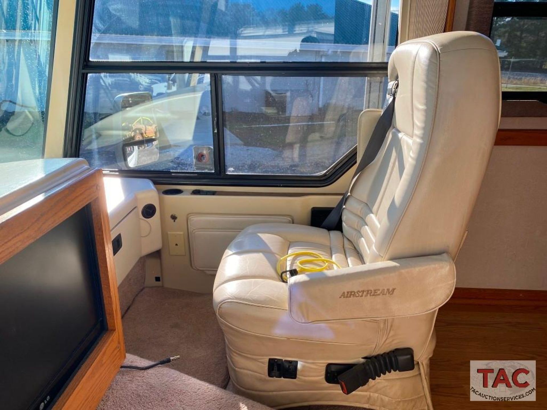 1999 Airstream Land Yacht XL 355 Motor Home - Image 23 of 79