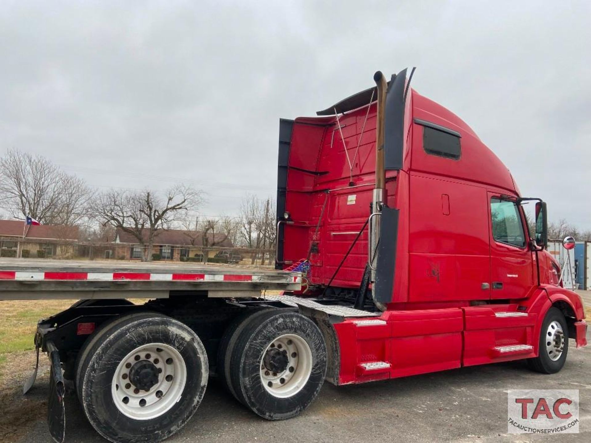 2011 Volvo VNL Sleeper - Image 4 of 46