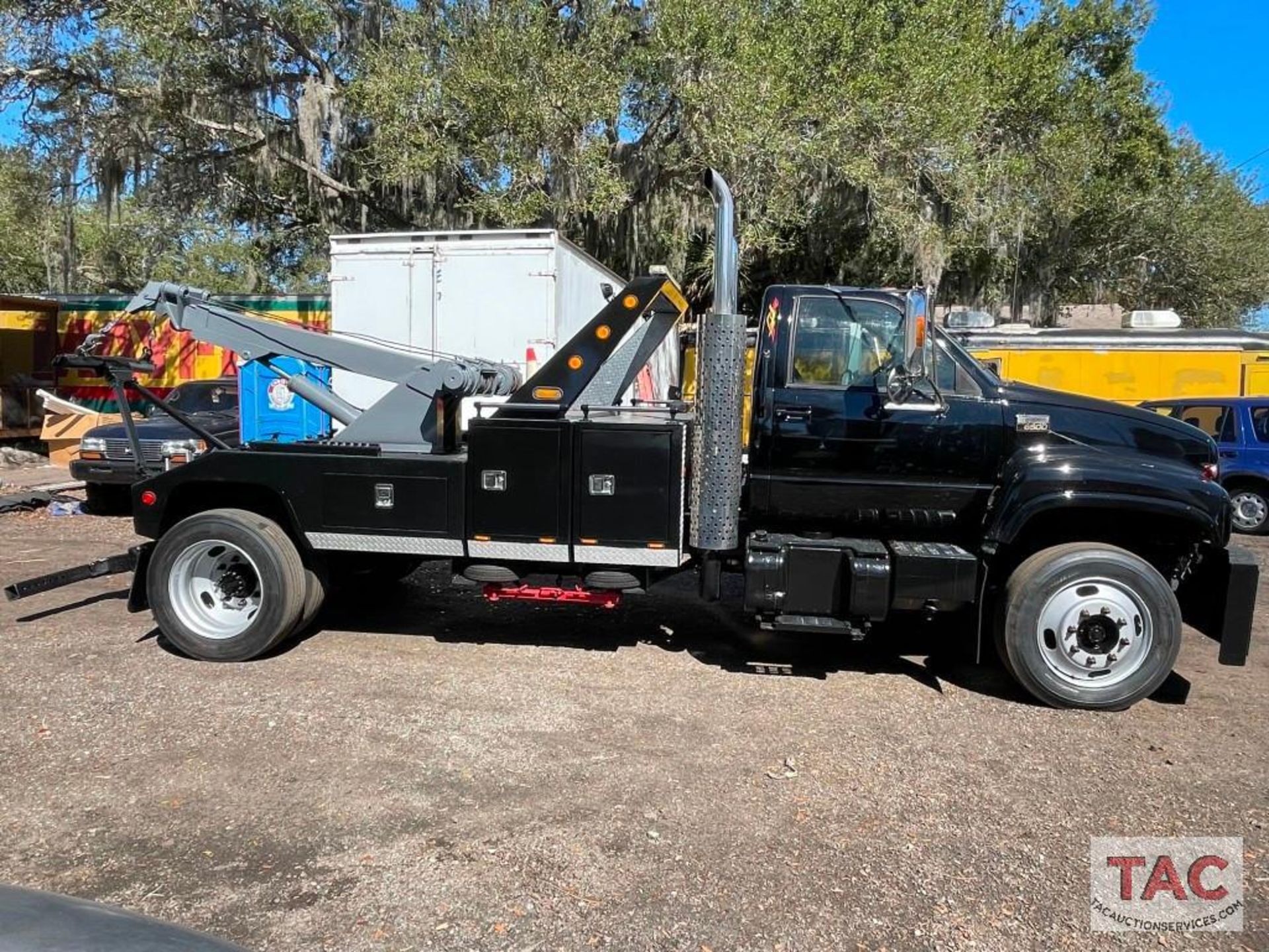 2001 Chevrolet C6500 Tow Truck - Image 4 of 40