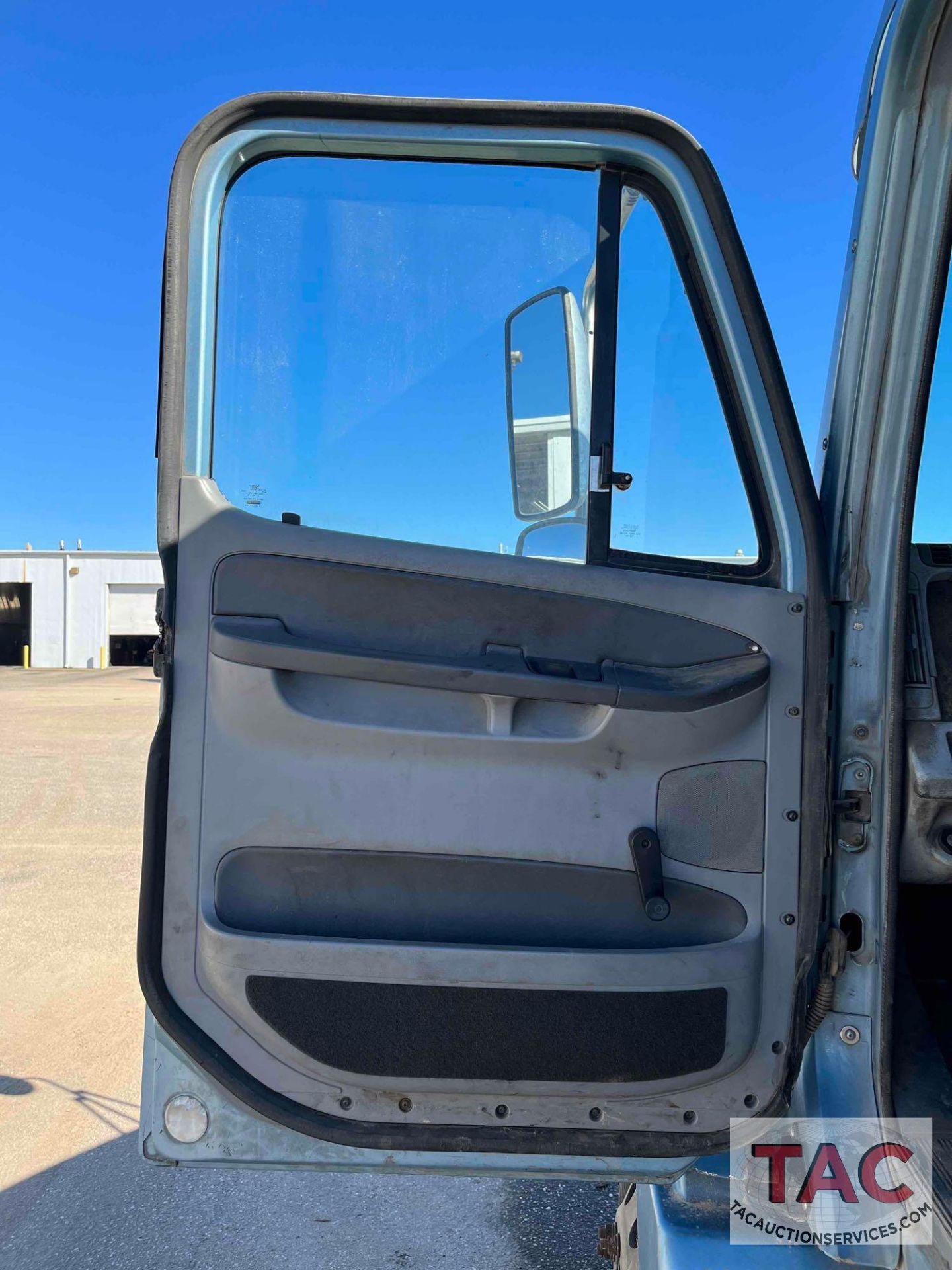 2006 Freightliner Columbia Day Cab - Image 16 of 51