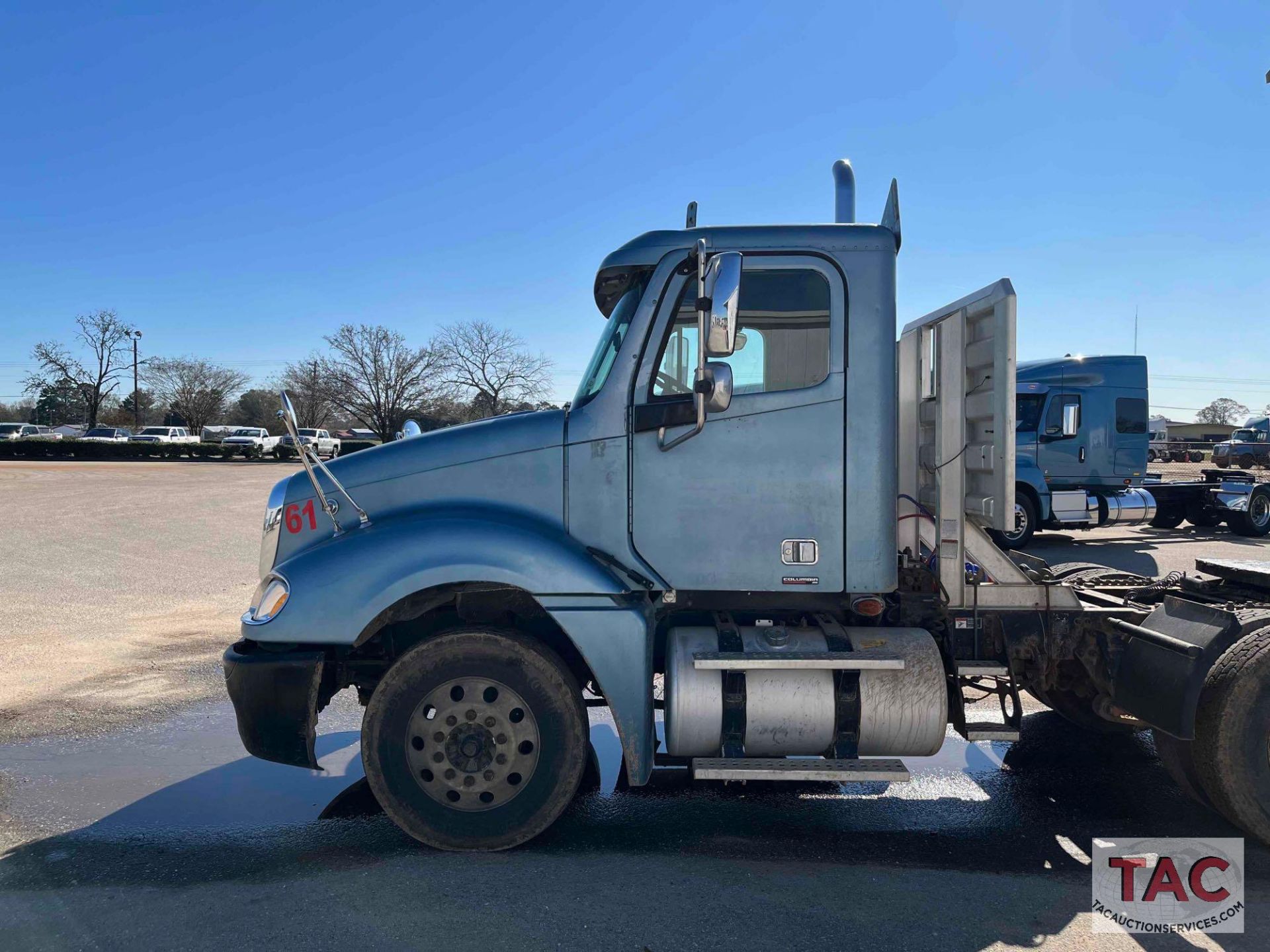 2006 Freightliner Columbia Day Cab - Image 4 of 51