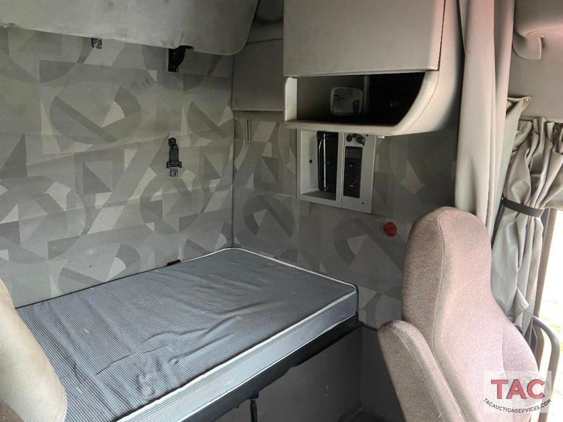 2011 Volvo VNL Sleeper - Image 14 of 46