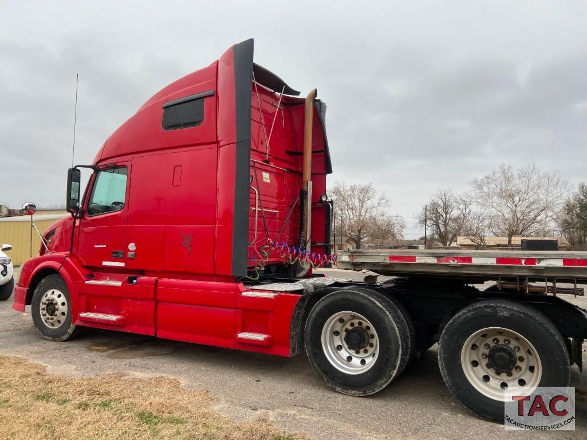 2011 Volvo VNL Sleeper - Image 8 of 46