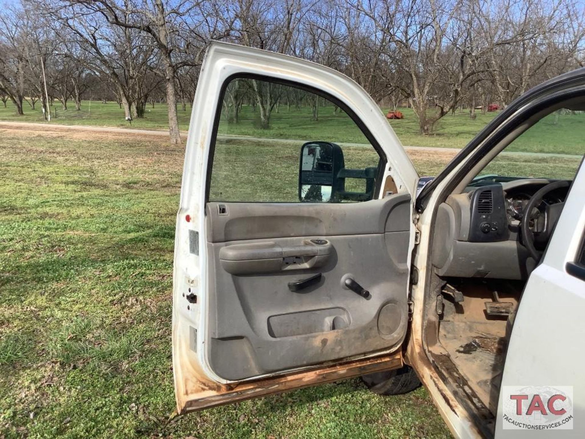 2007 Chevrolet 3500HD 4x4 Flat Bed - Image 15 of 36