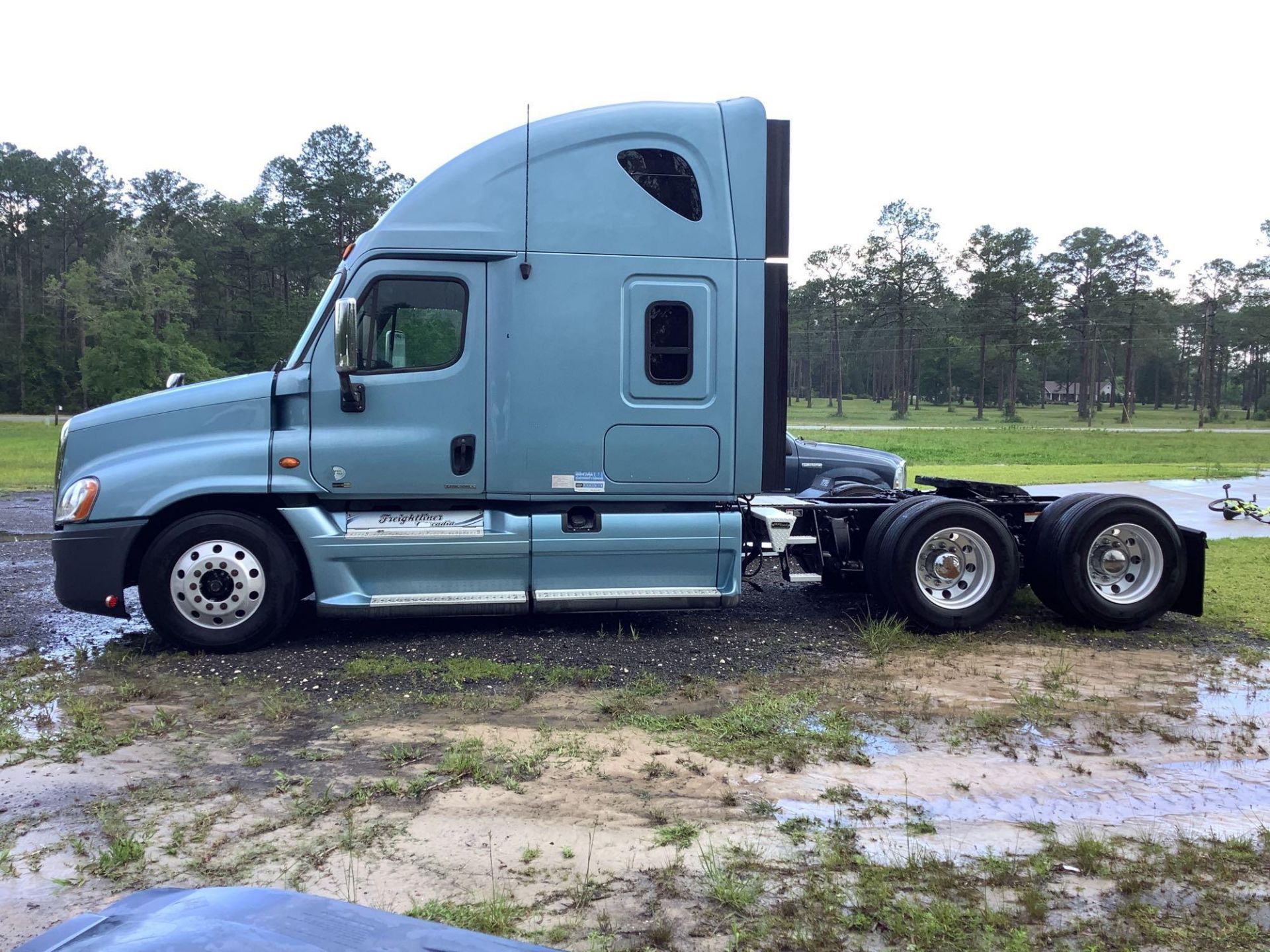 2012 Freightliner Cascadia Sleeper - Image 7 of 33