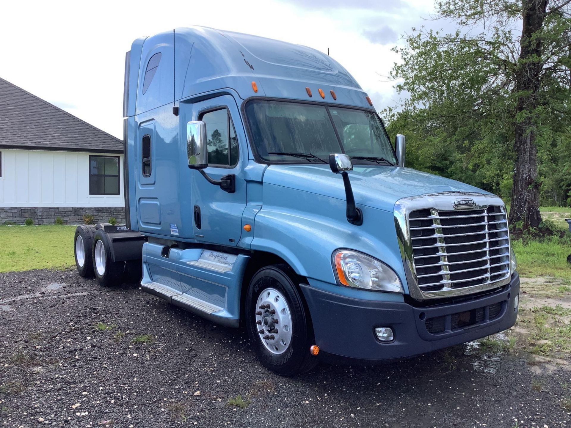 2012 Freightliner Cascadia Sleeper - Image 3 of 33