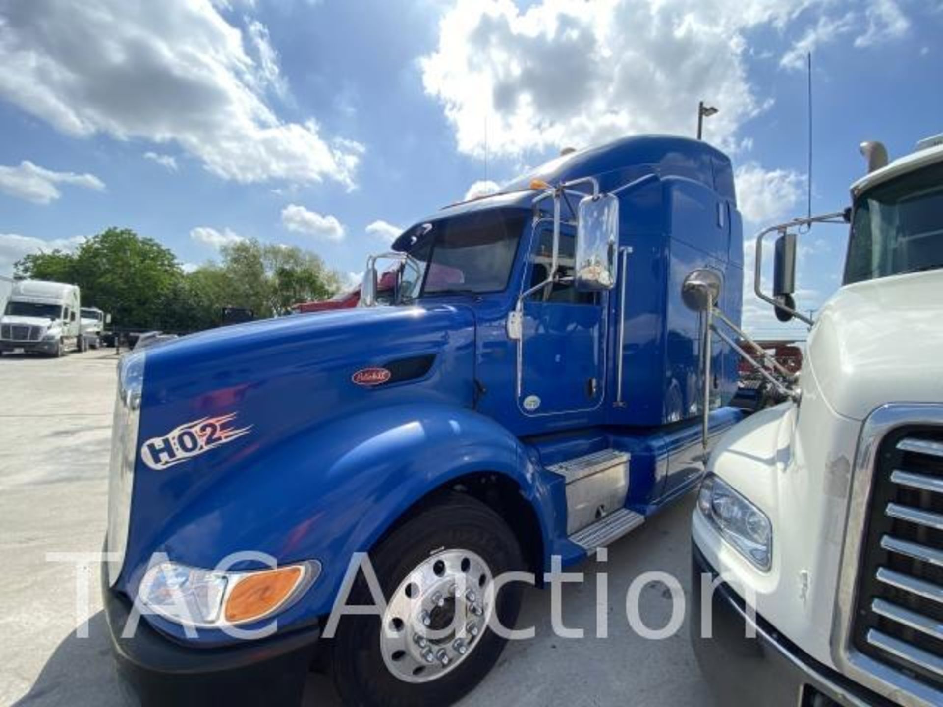 2012 Peterbilt 386 Sleeper - Image 8 of 58