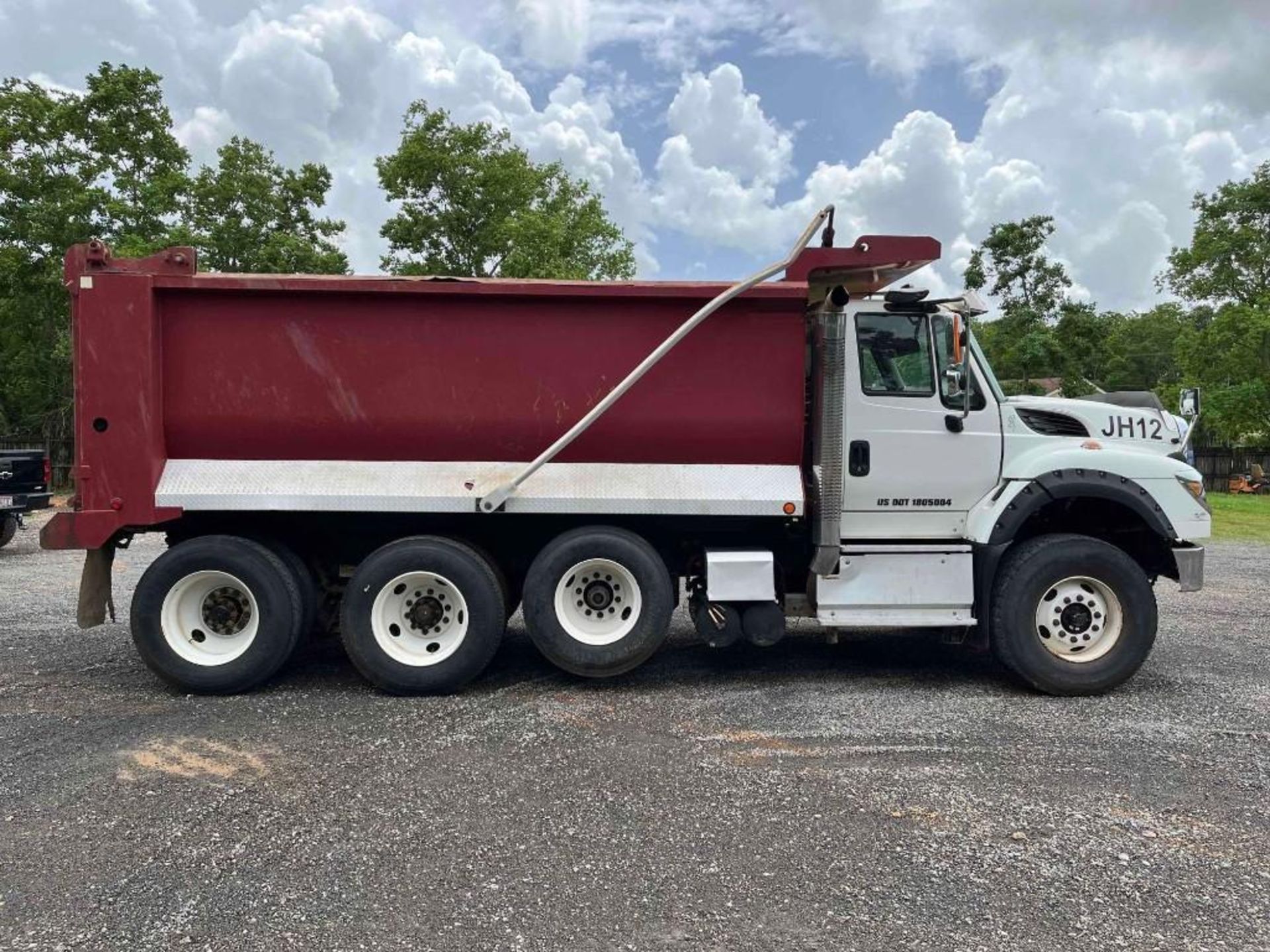 2016 international 7600 Tri-Axle Dump Truck - Image 5 of 37