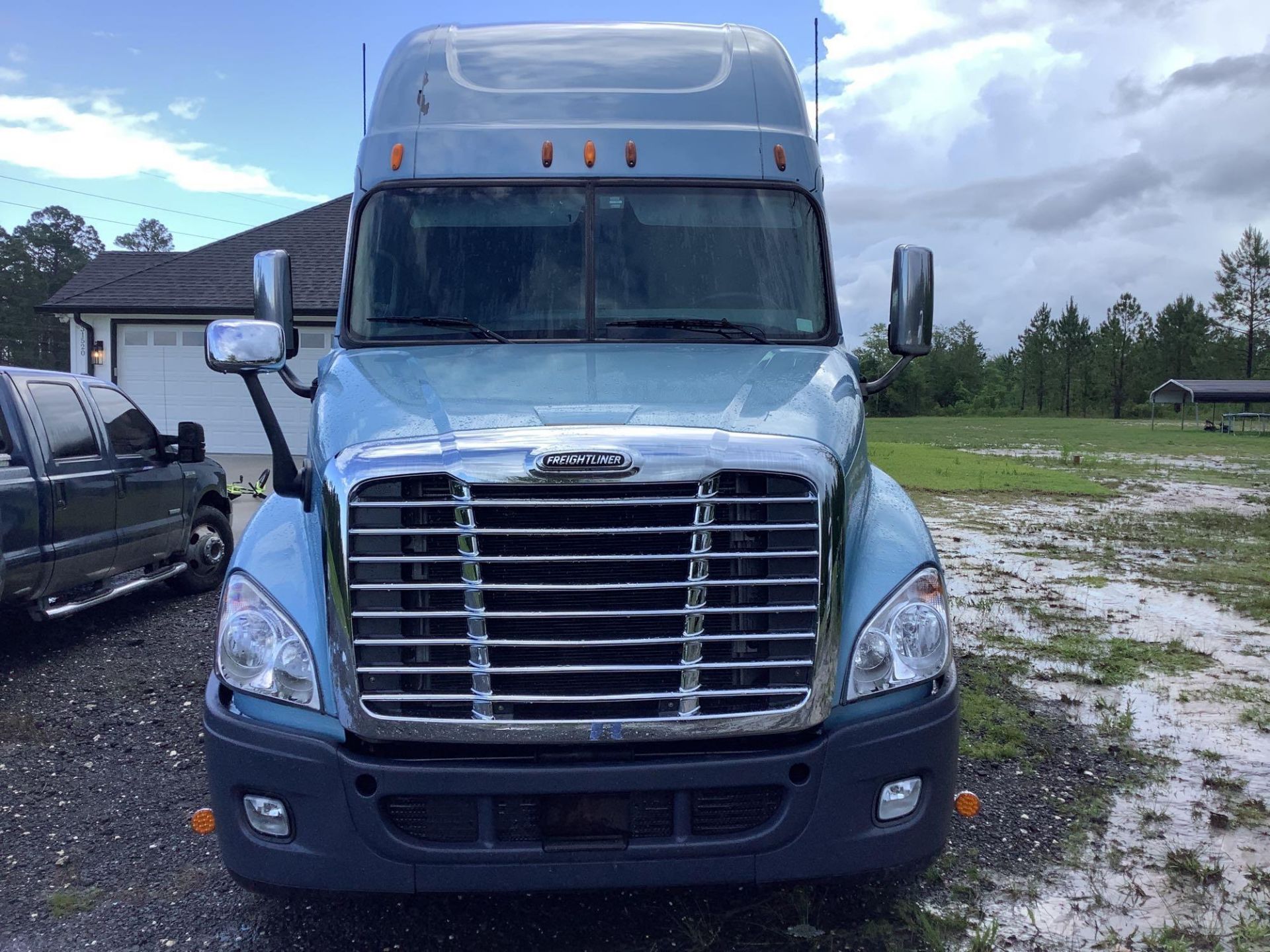 2012 Freightliner Cascadia Sleeper - Image 2 of 33