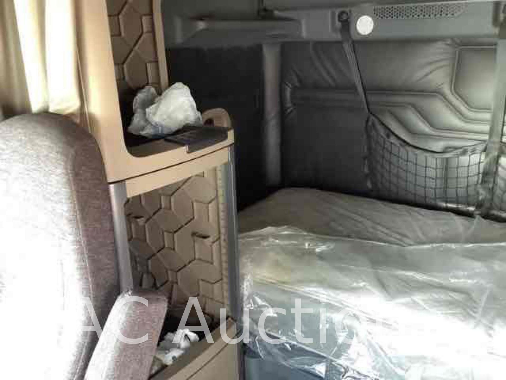 2015 Freightliner Cascadia Sleeper - Image 14 of 25