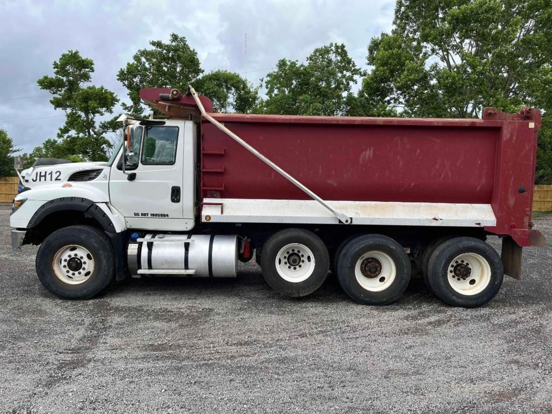 2016 international 7600 Tri-Axle Dump Truck - Image 4 of 37