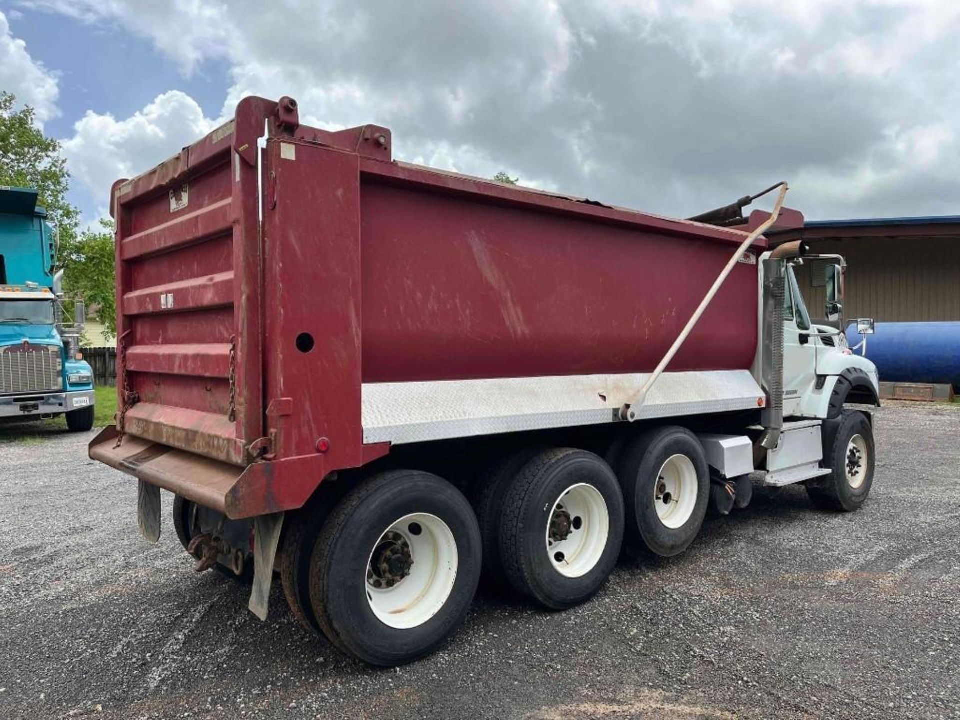 2016 international 7600 Tri-Axle Dump Truck - Image 7 of 37