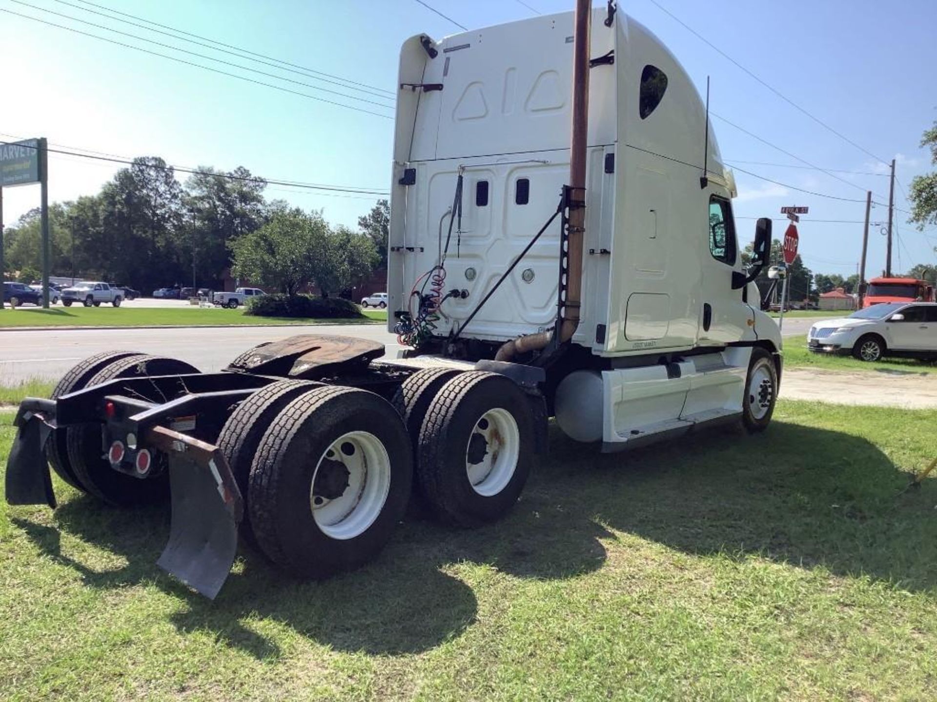 2012 Freightliner Cascadia Sleeper - Image 4 of 50