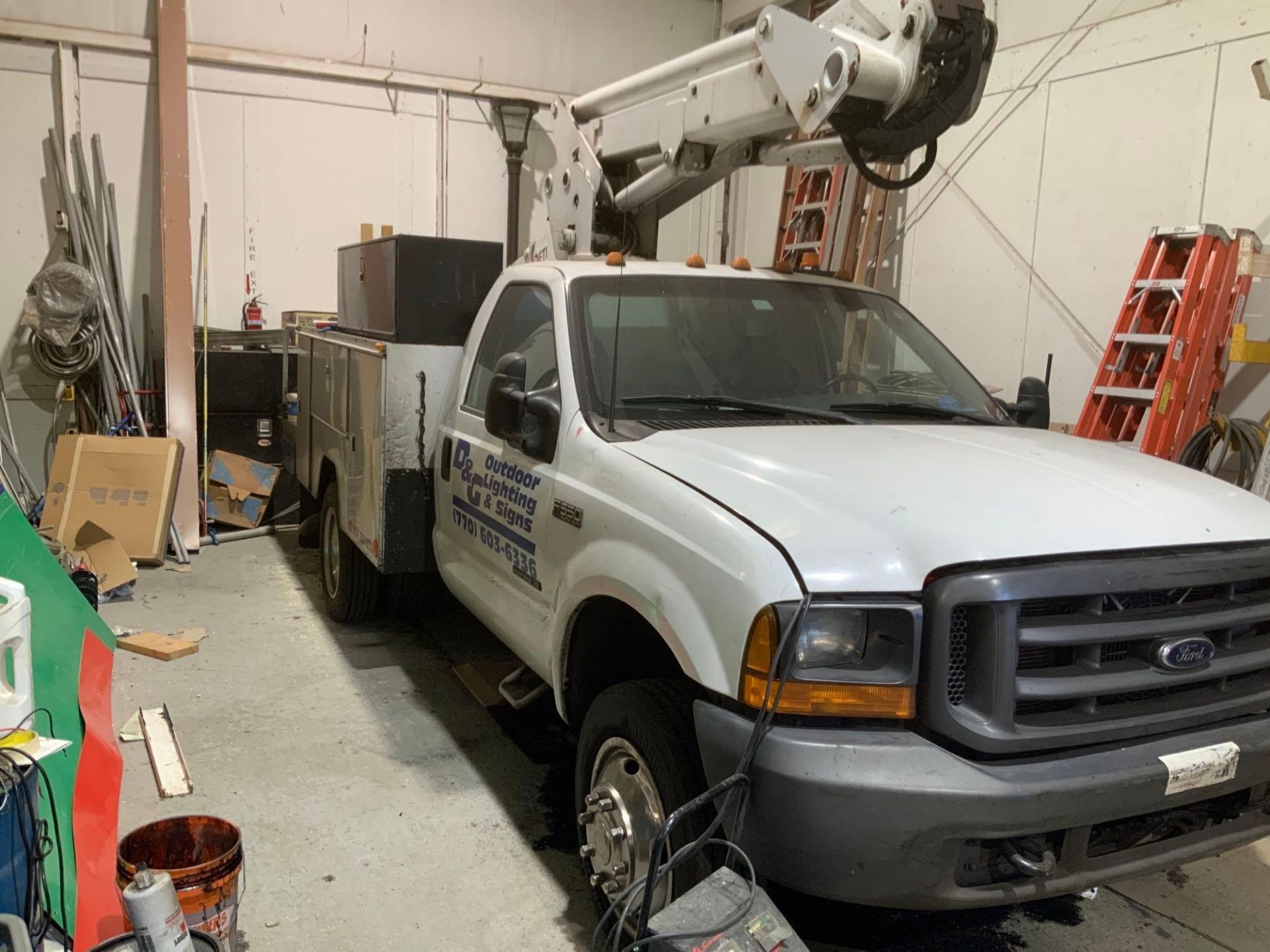 2000 Ford F-550 Super Duty Bucket Truck - Image 3 of 46