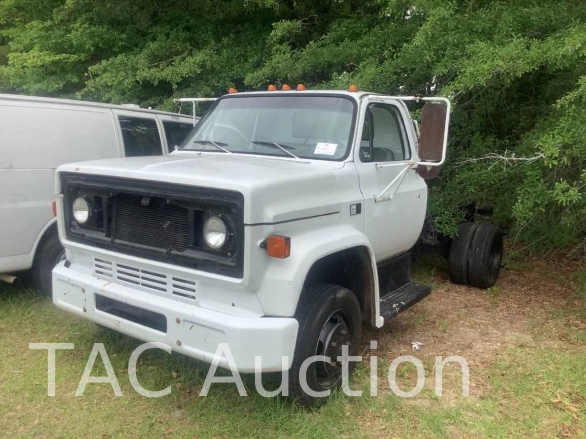 1989 Chevrolet C60 Cab and Chassis - Image 3 of 31