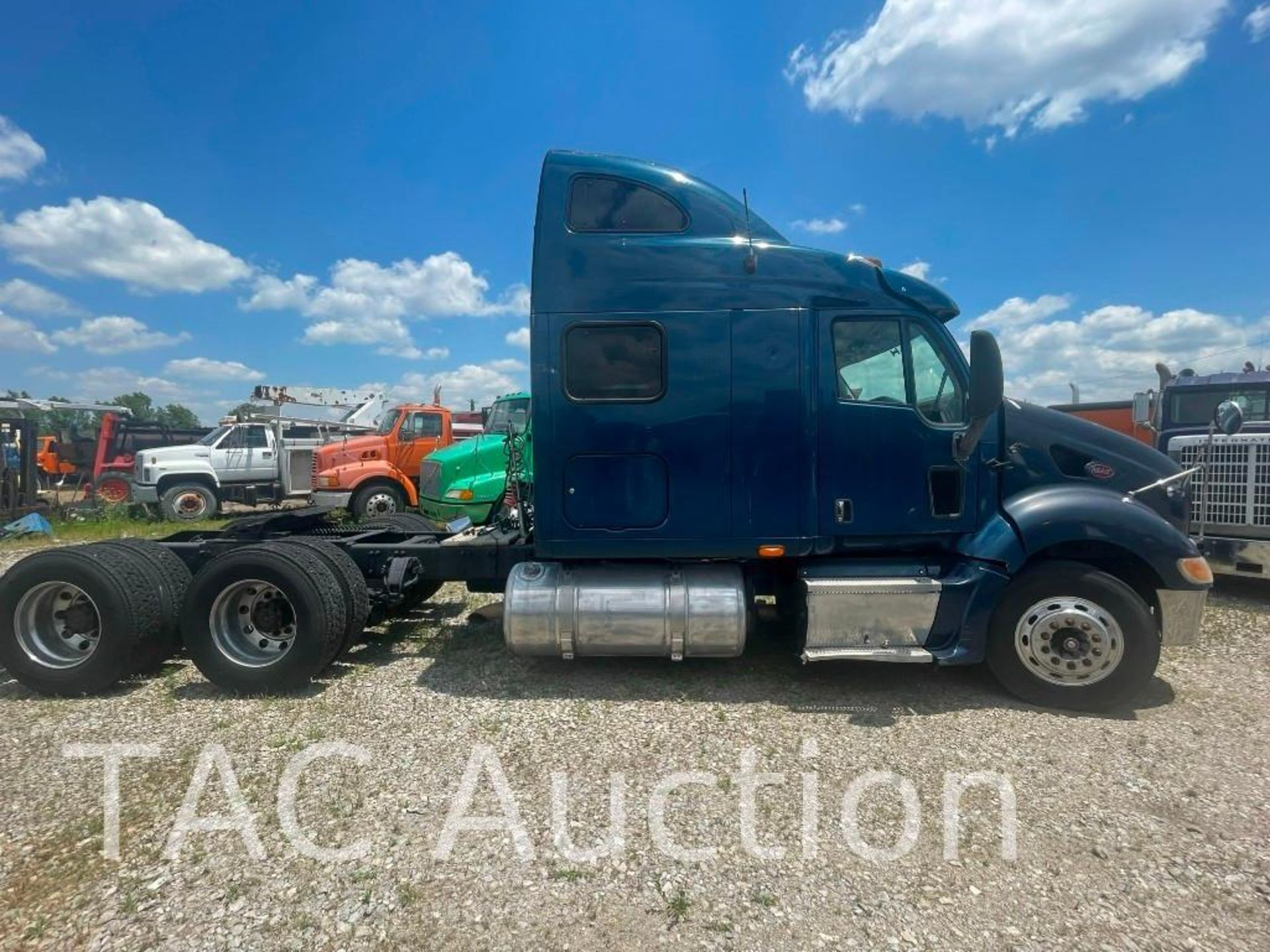 2005 Peterbilt 387 Sleeper - Image 8 of 38