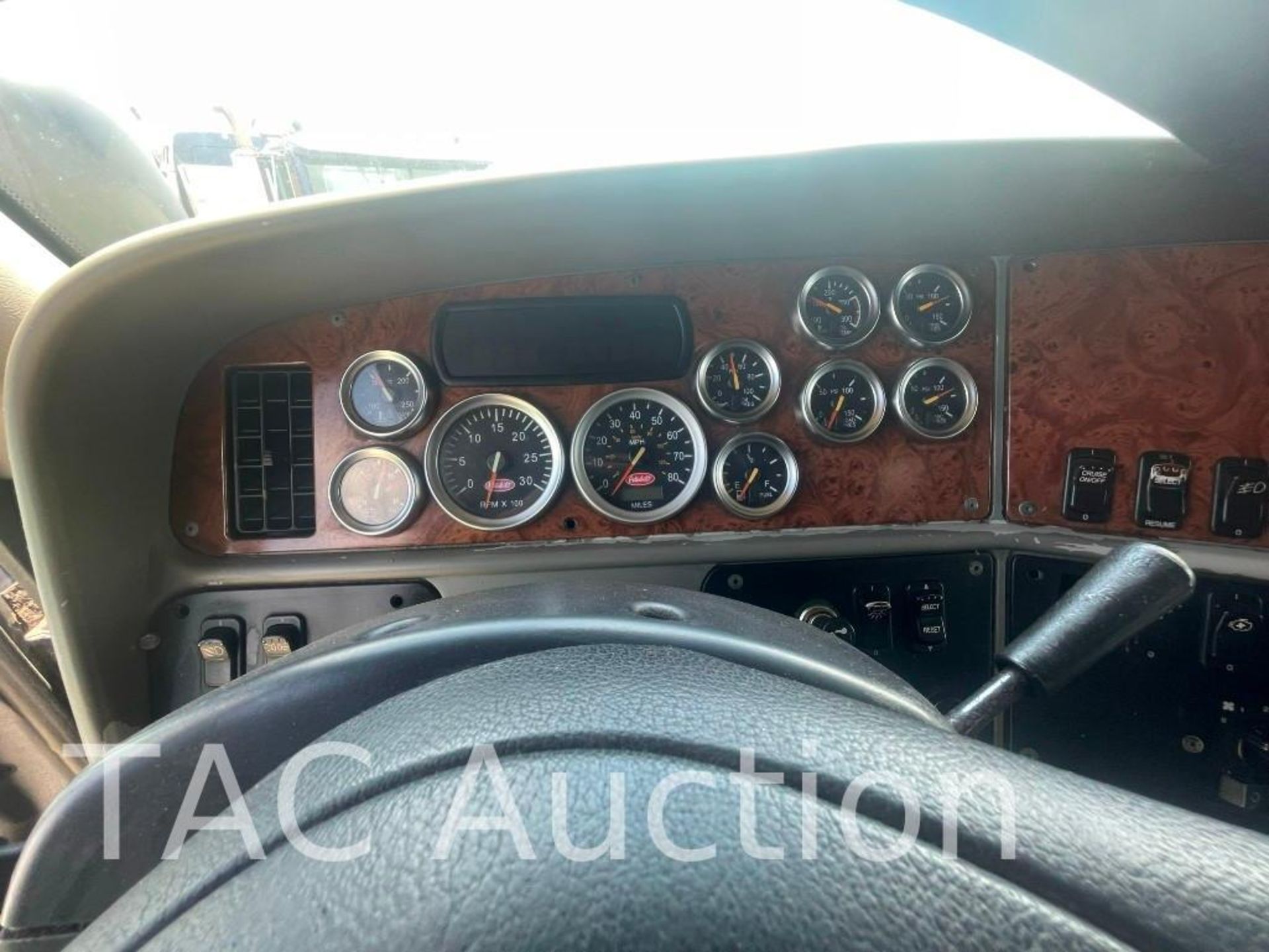 2005 Peterbilt 387 Sleeper - Image 16 of 38