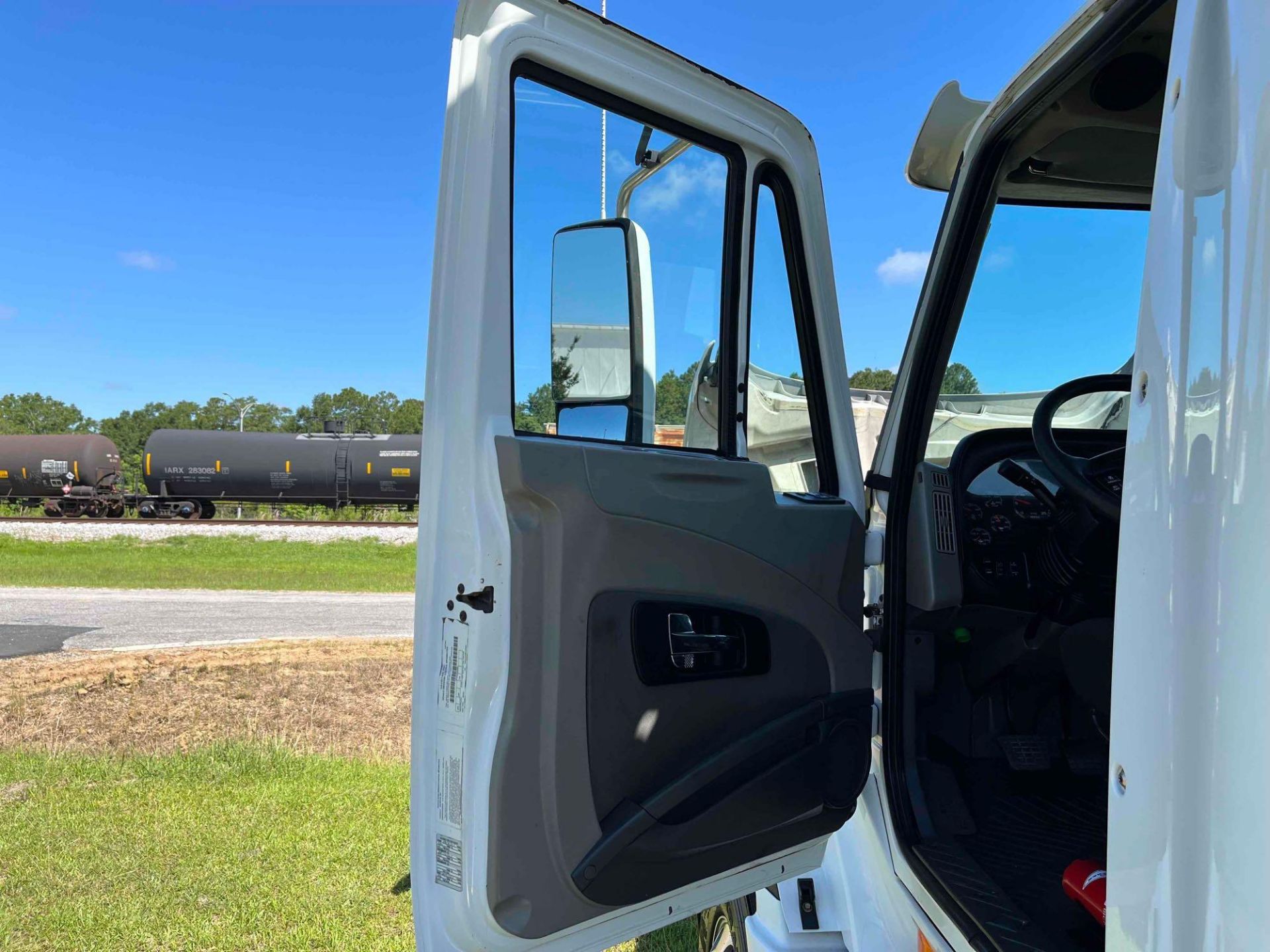 2017 International ProStar Day Cab - Image 8 of 33