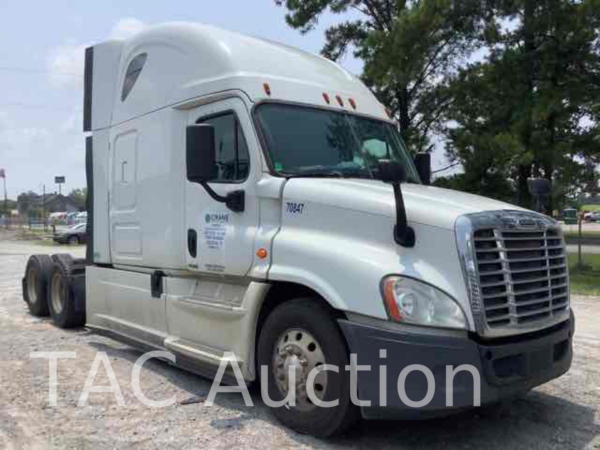 2015 Freightliner Cascadia Sleeper - Image 2 of 25