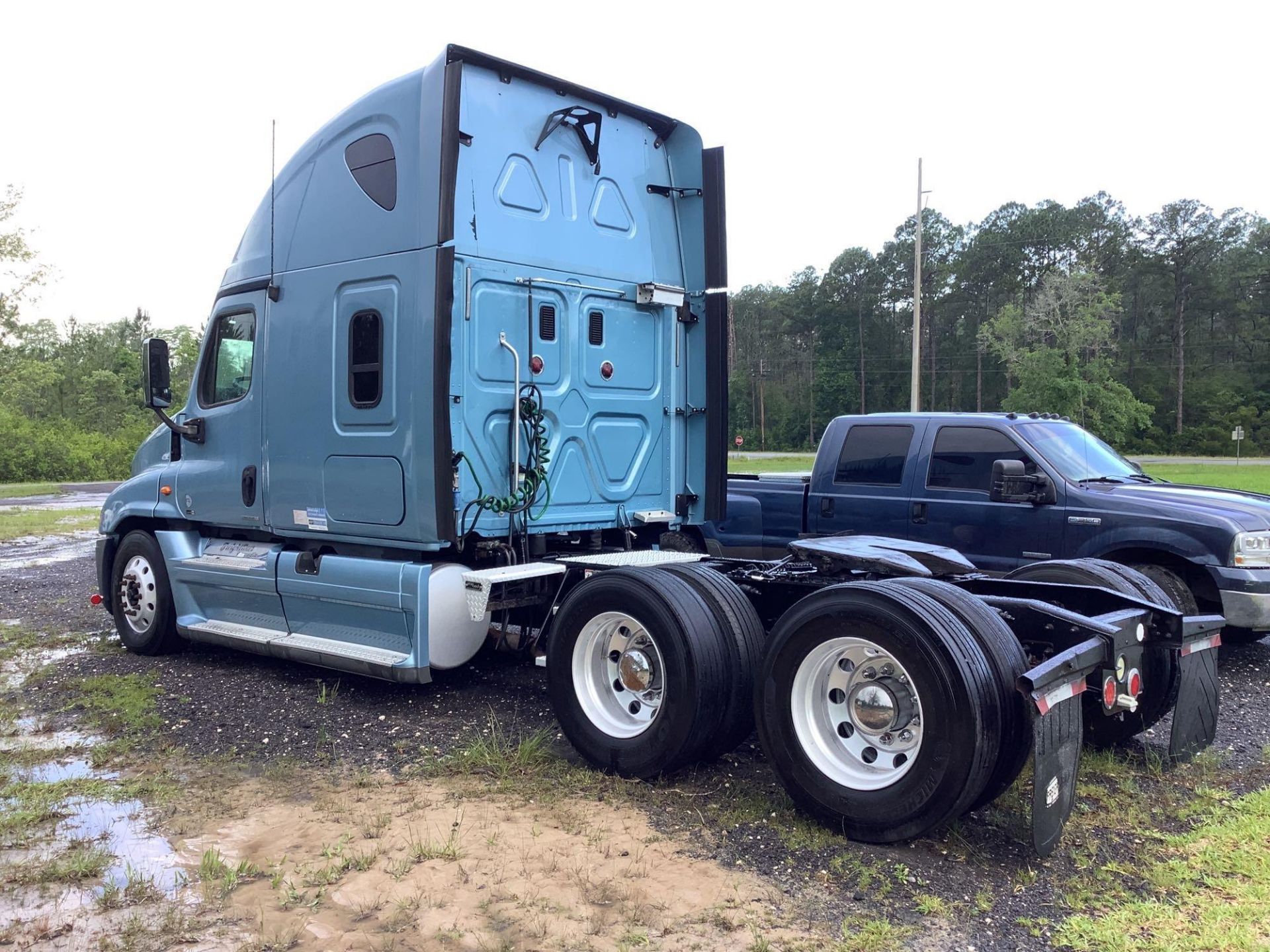 2012 Freightliner Cascadia Sleeper - Image 4 of 33