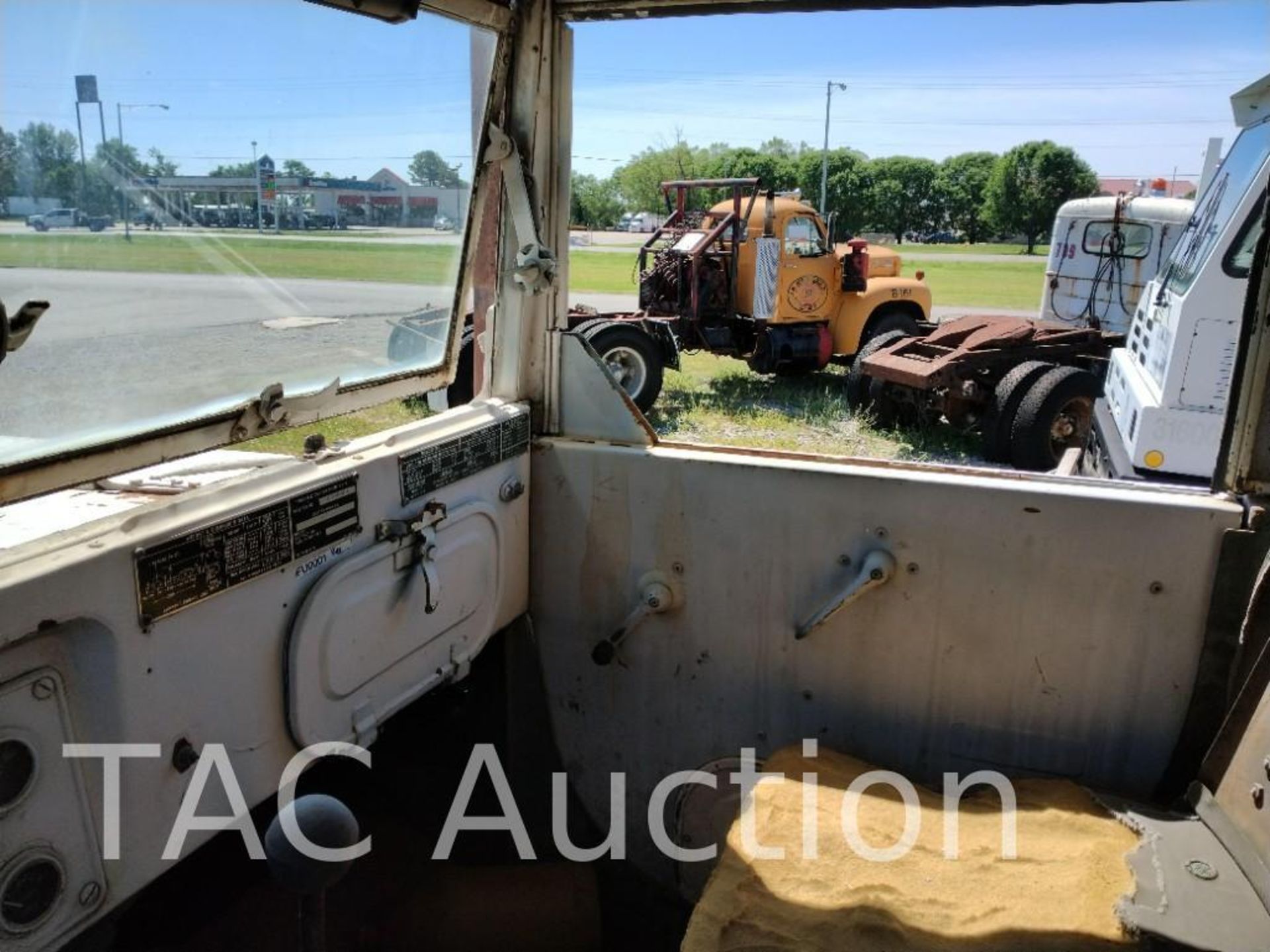 1977 General M818 6X6 36ft Digger Derrick Pole Setter Truck - Image 19 of 35