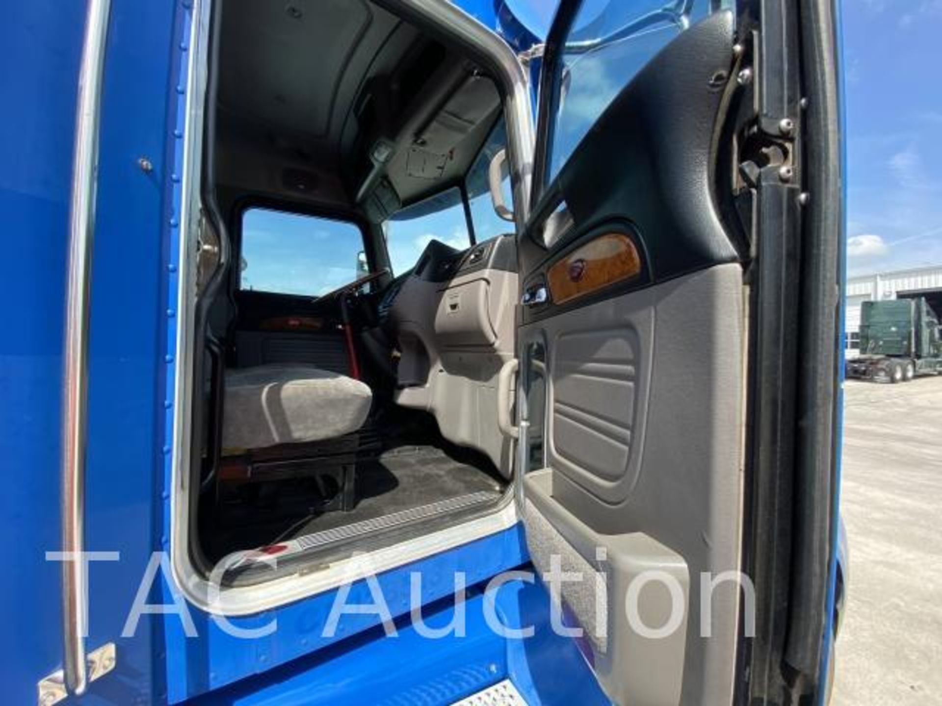 2012 Peterbilt 386 Sleeper - Image 19 of 58