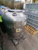 5 stainless steel Grundy tanks