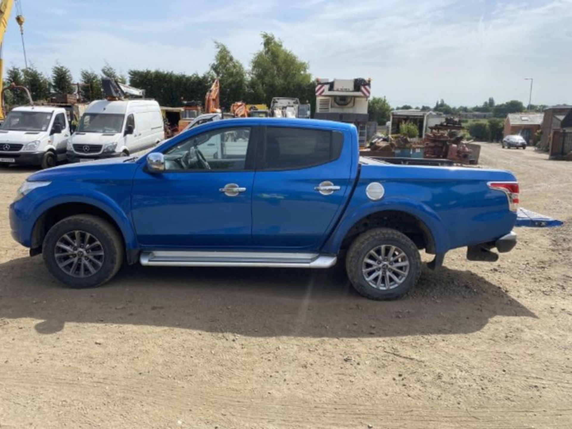 Mitsubishi L200 Double Cab DI-D 178 Barbarian 4WD Auto Pickup (2017, "67") - Image 9 of 21