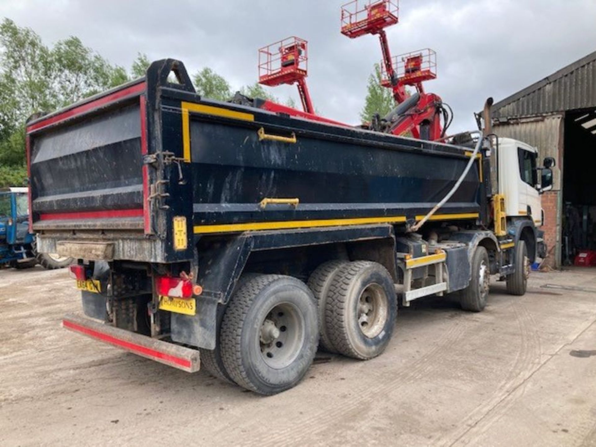 Scania P410 8X4 Tipper Grab (2015, '64') - Image 4 of 28