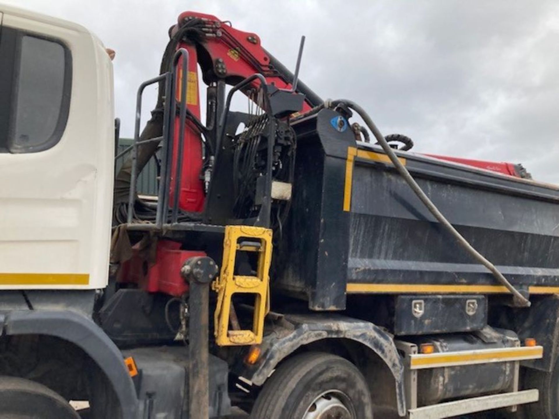 Scania P410 8X4 Tipper Grab (2015, '64') - Image 13 of 28