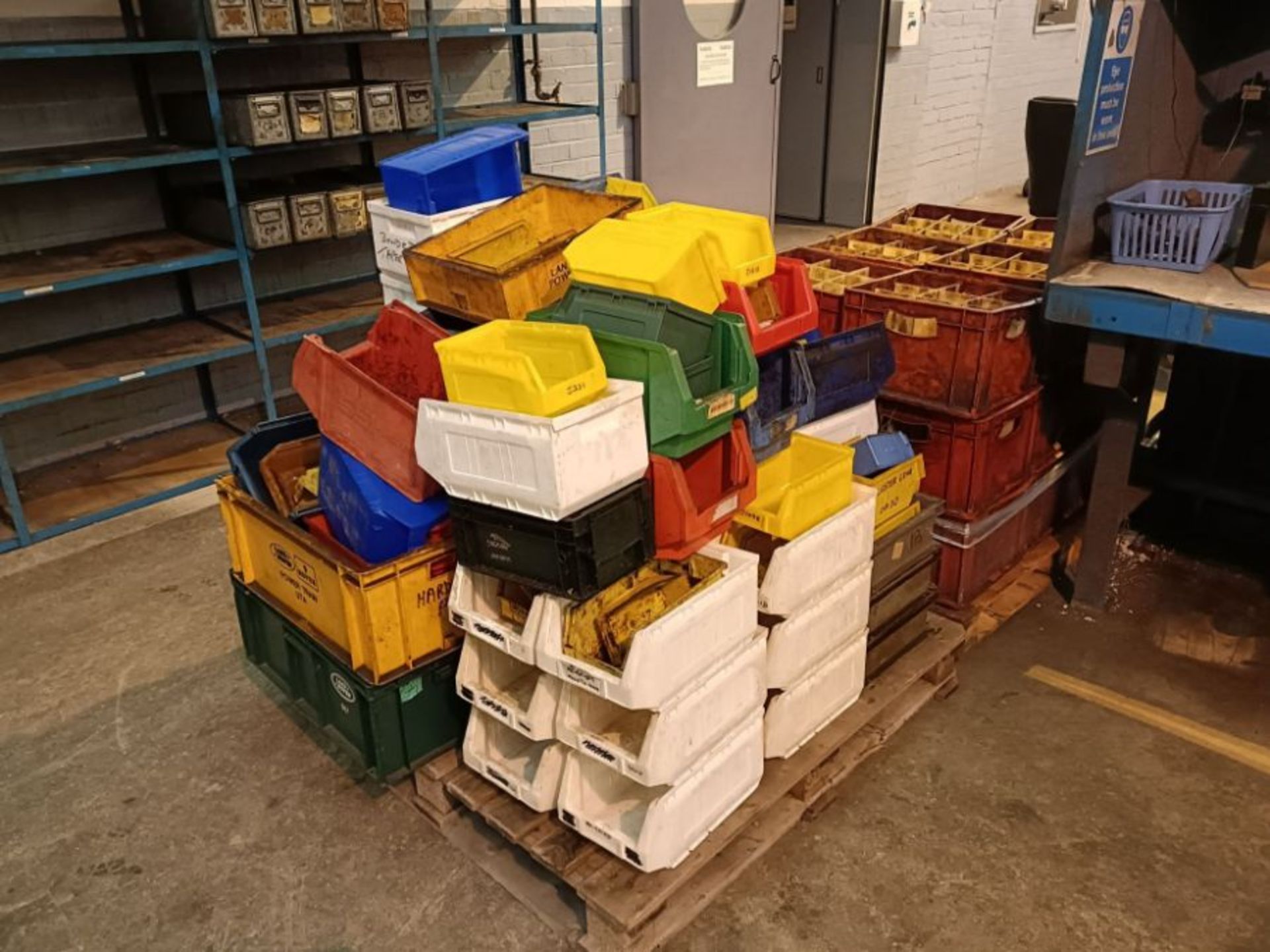 18 plastic crates and 70 lin bins - Image 2 of 2