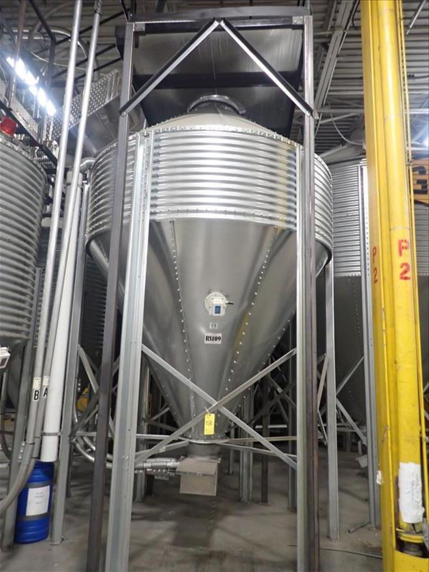 GSI silo, approx. 13 ft x 9 ft dia. c/w Mould-Tek vacuum loader