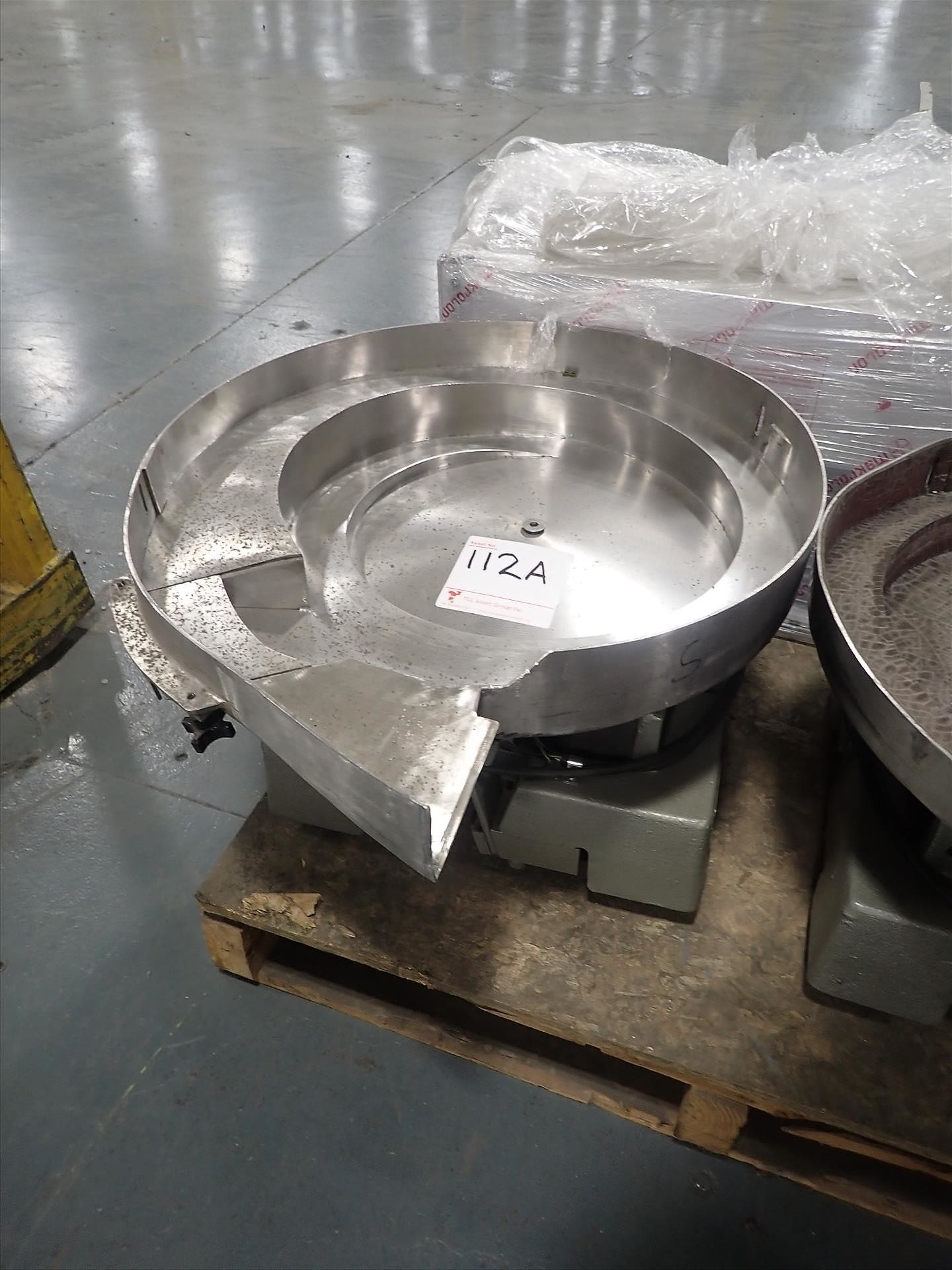 AutomatedDevices vibratory bowl feeder, mod. M18, 22 in.
