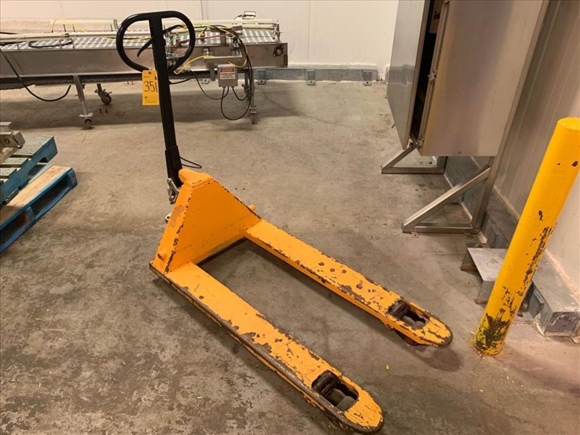 Pallet Jack (damaged wheel)