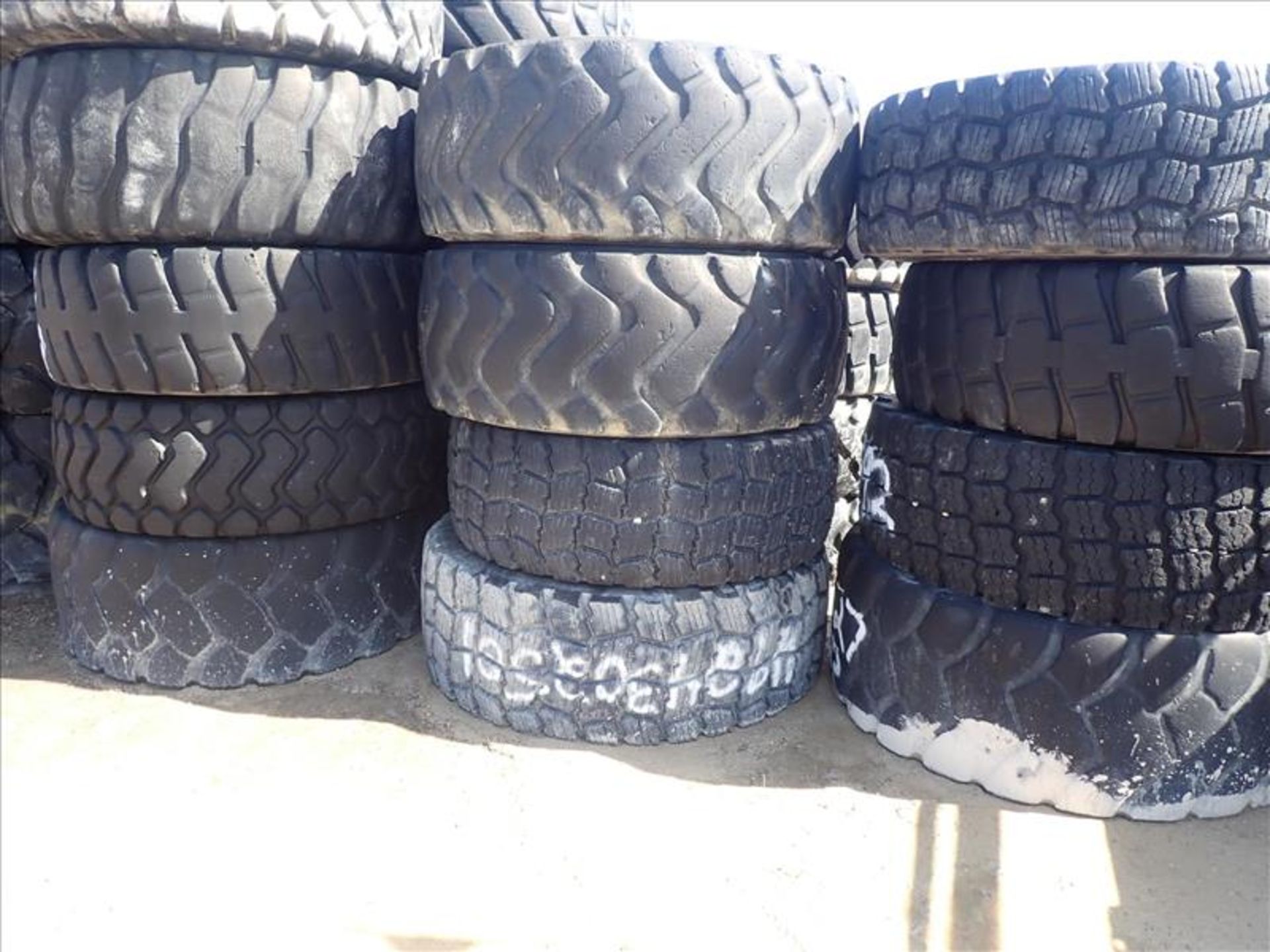 (8) Used Tires, 20.5R25 (Tag No. 4077) [Sea Container N/A] {Location Moosonee} - Image 5 of 5