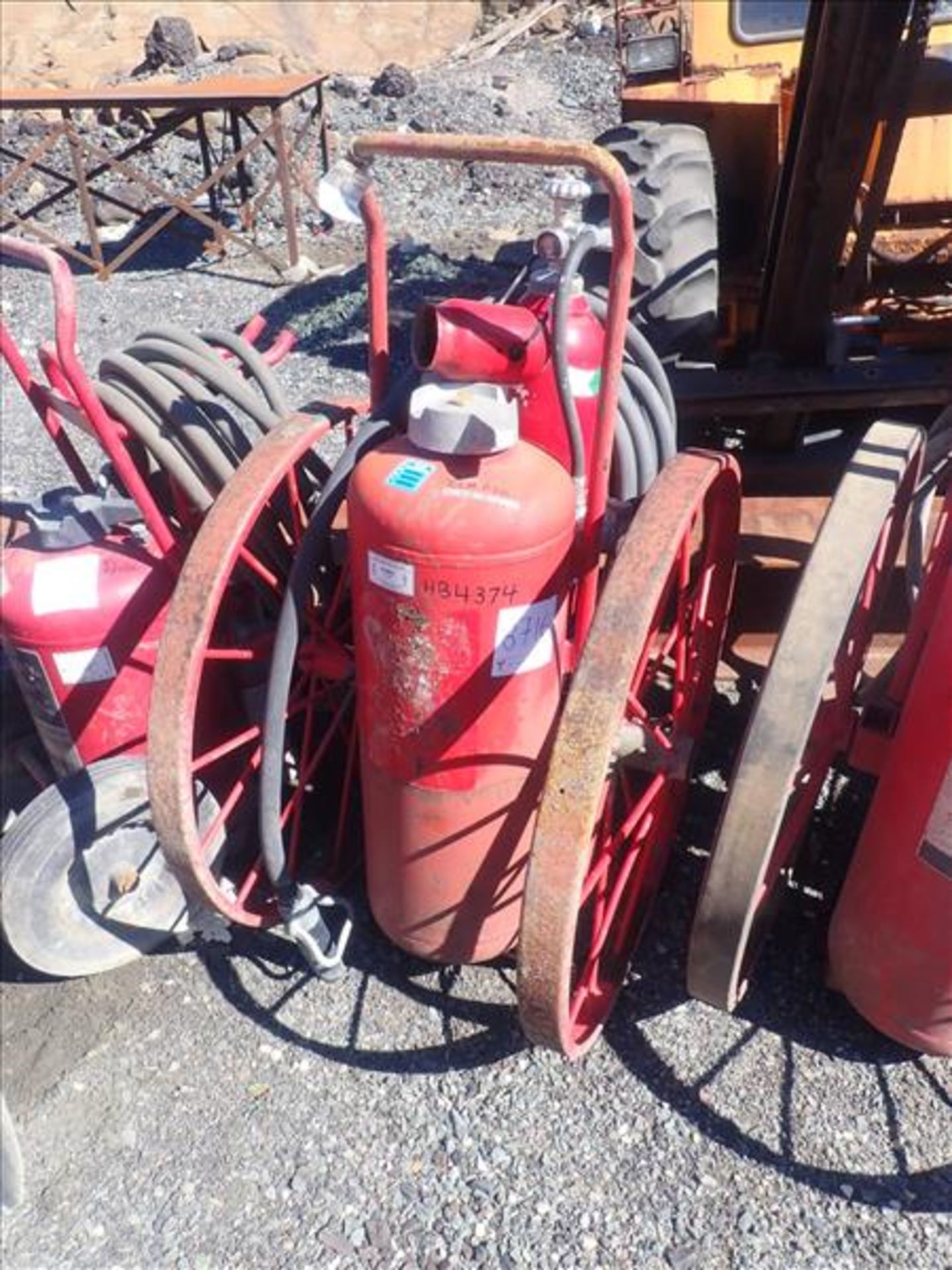 Ansul Red Line fire extinguisher w/ cart (Tag 8716 Loc Bones Yard)