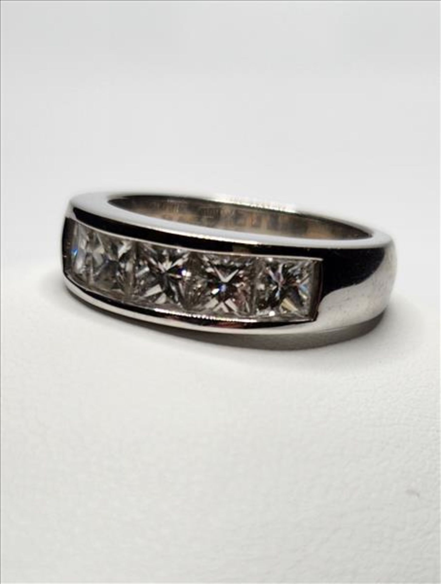 One lady’s stamped and tested 14kt white gold (Raff-4) diamond band shaped ring. Channel set - Image 3 of 6