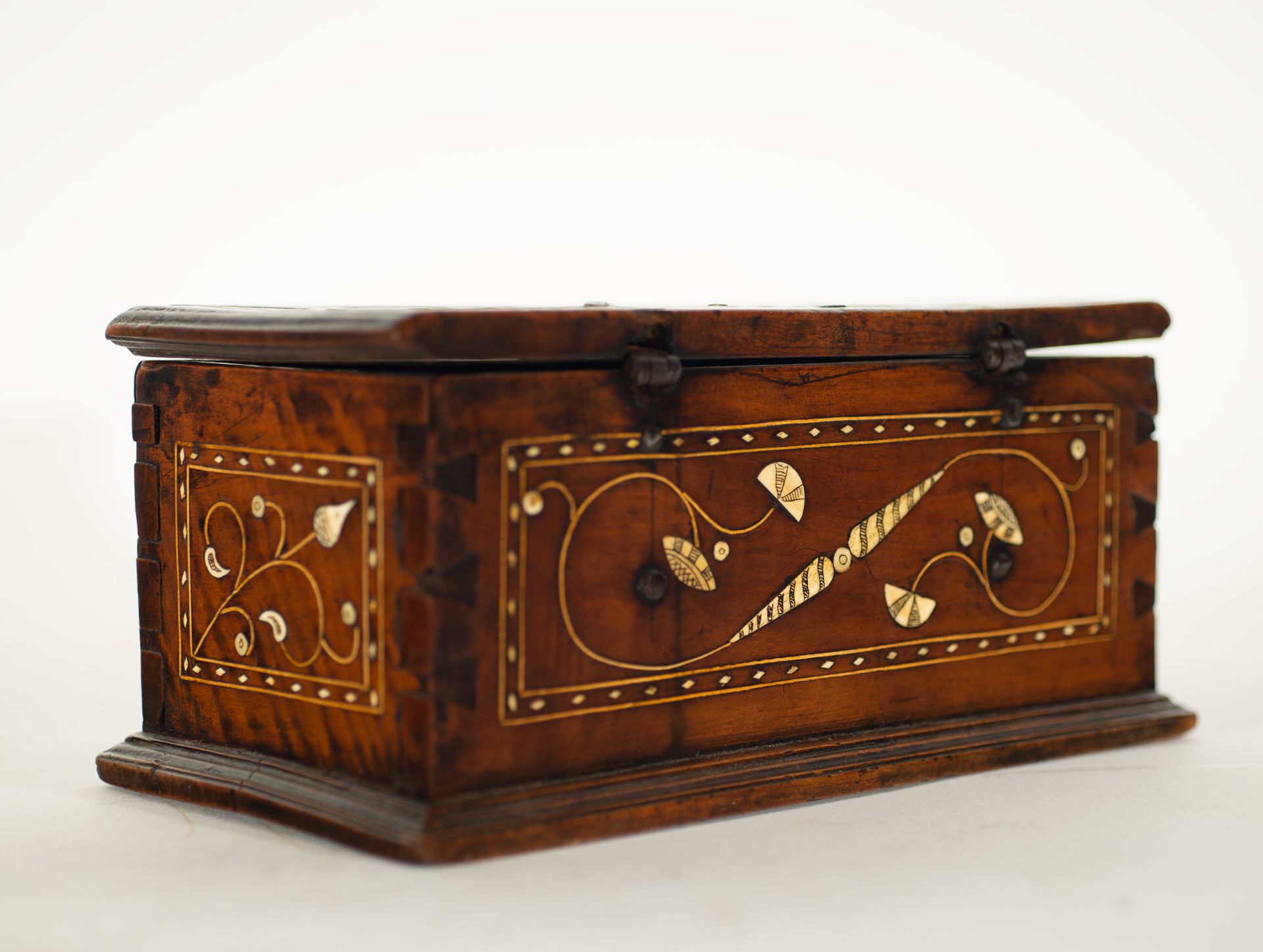 Plateresque style box in fruit wood and bone marquetry, Spanish school of the 19th - 20th centuries - Image 5 of 6