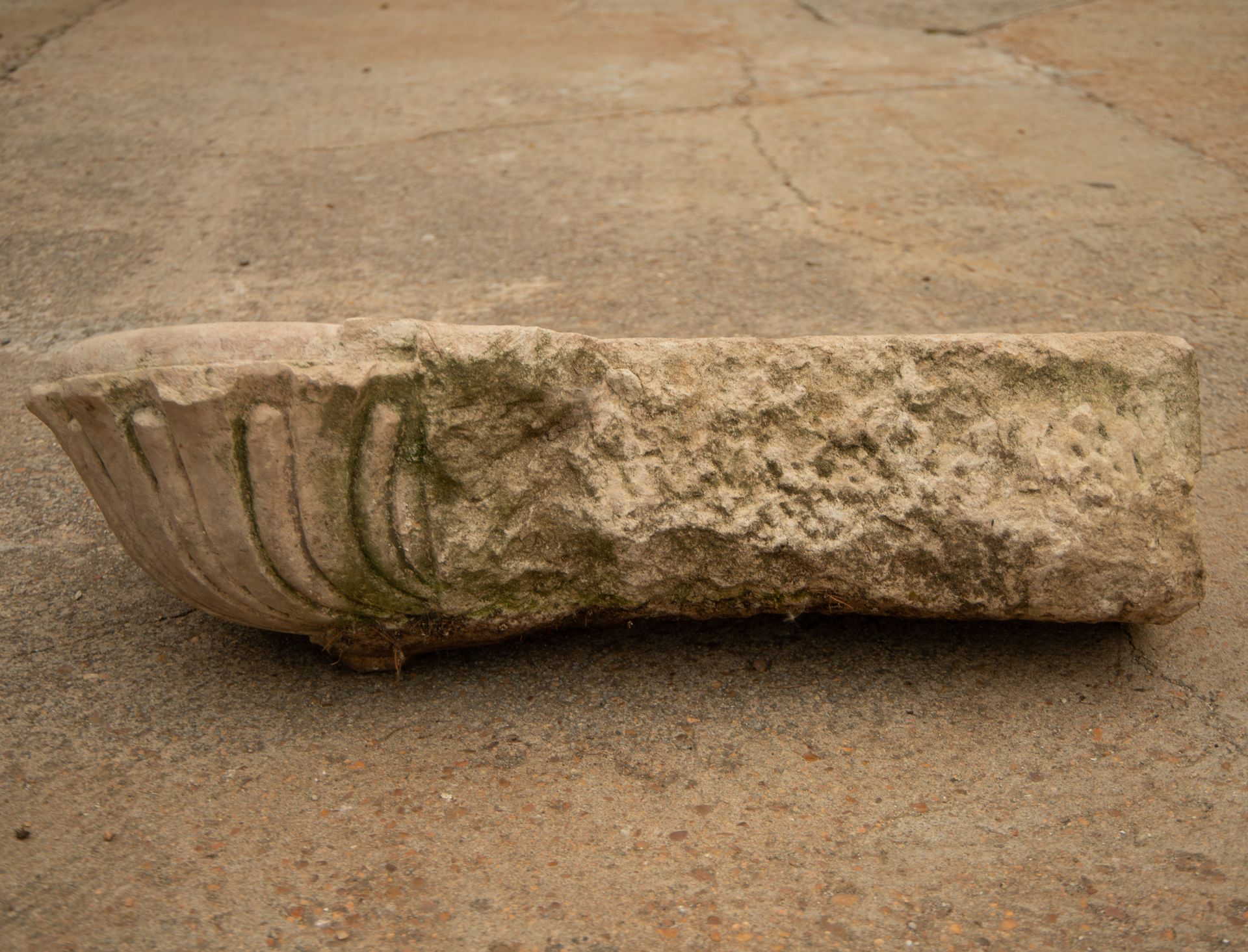 Holy water font in carved limestone, Spain, 16th century - Image 2 of 11