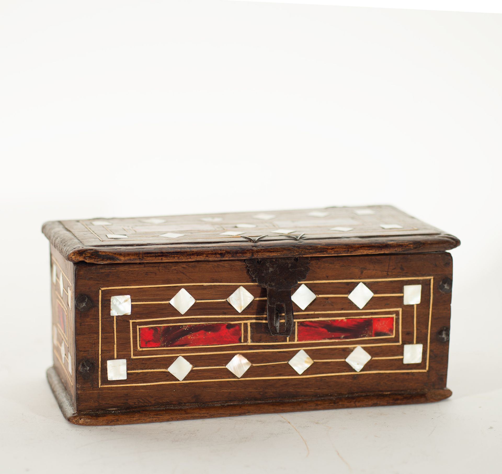 Cash box inlaid with mother-of-pearl, tortoiseshell and marquetry, Spanish school of the 18th-19th c