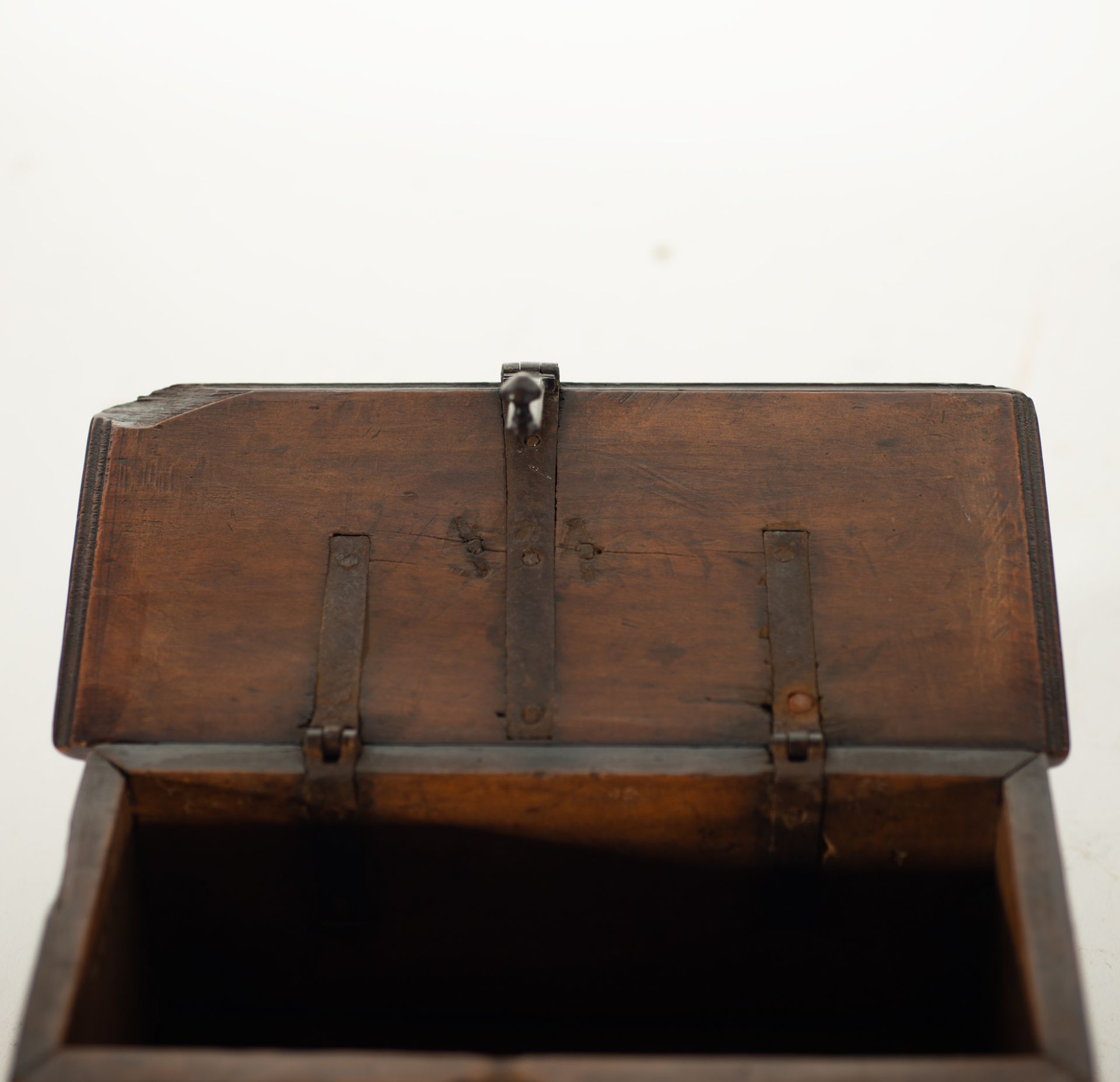 Plateresque style box in fruit wood and bone marquetry, Spanish school of the 19th - 20th centuries - Bild 2 aus 6