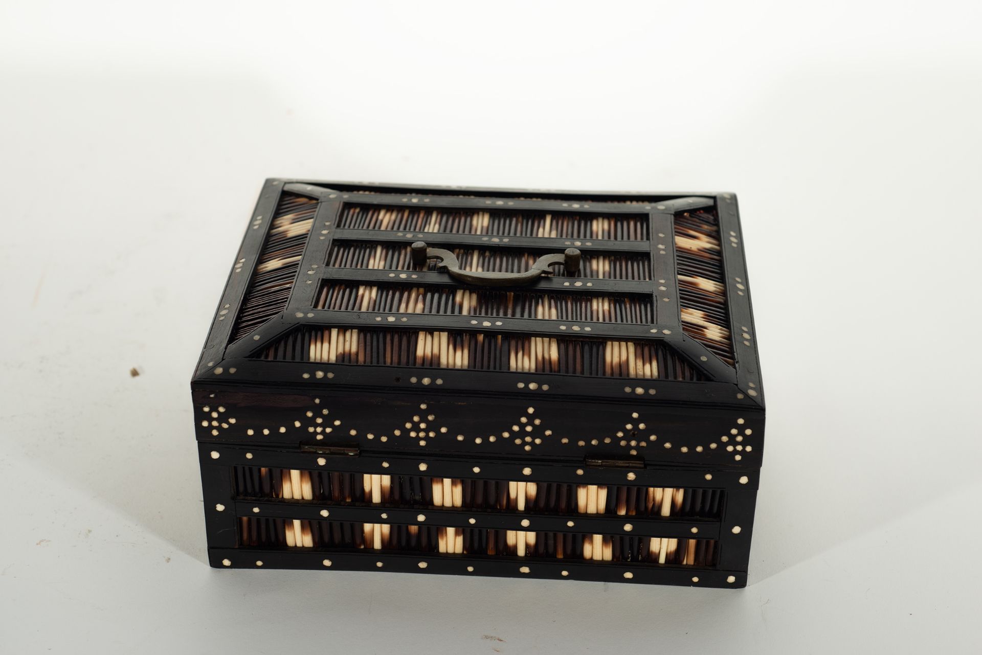 Rare Anglo Indian chest in rosewood and porcupine quills, colonial India, first half of the 20th cen - Image 3 of 5